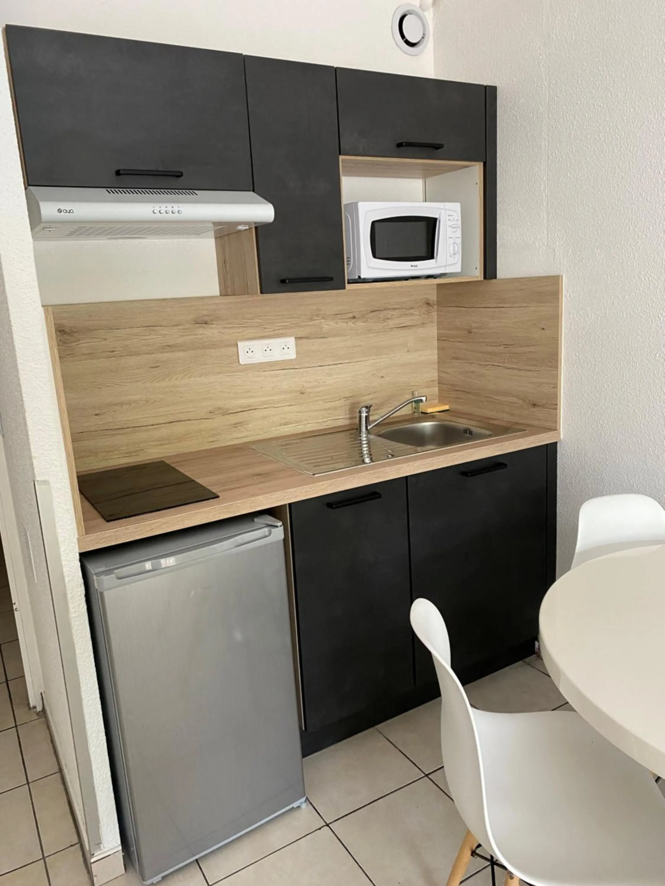 Kitchen or kitchenette in Hotel Résidence Anglet Biarritz-Parme