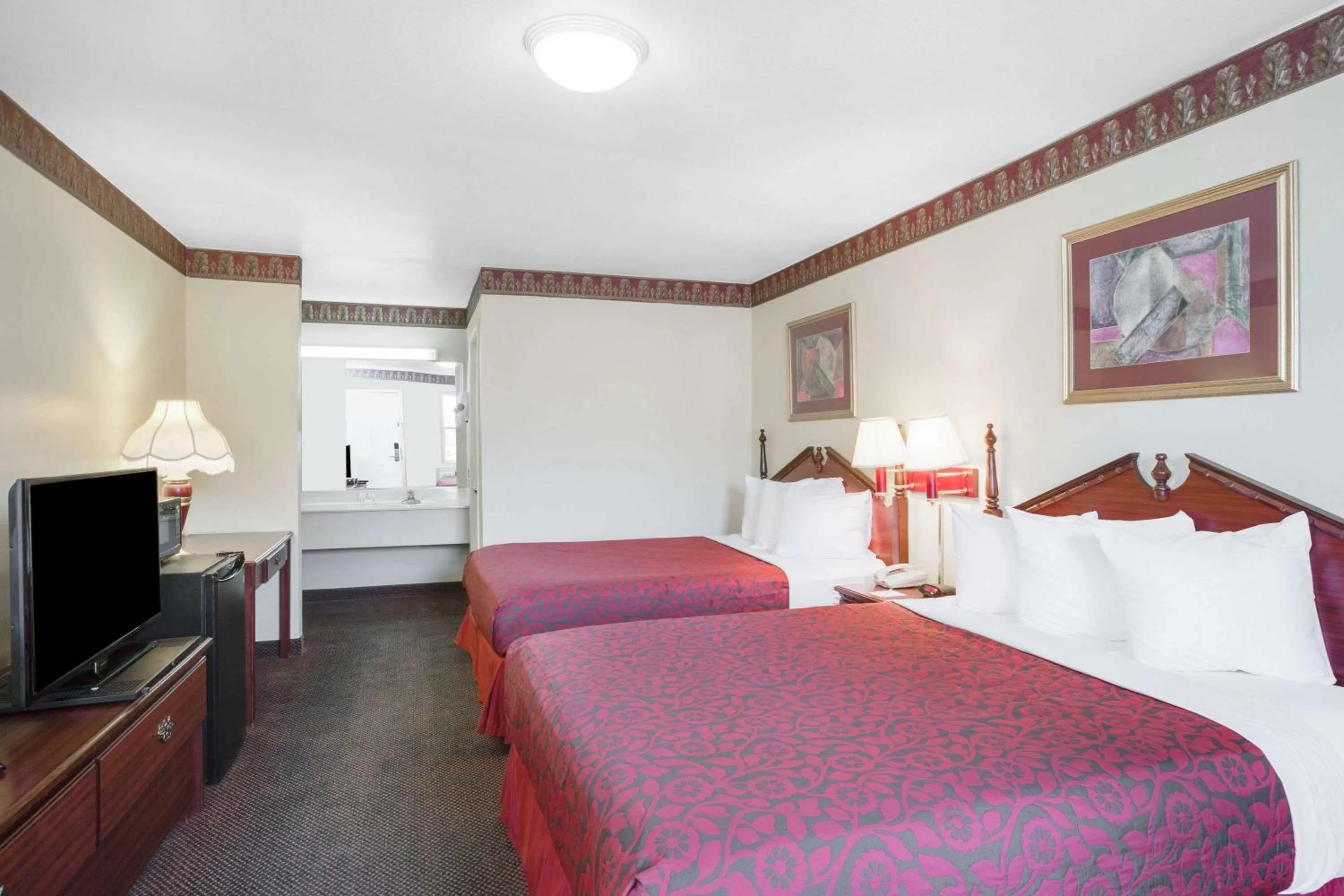 Photo of the whole room, Bed in Days Inn by Wyndham Trumann AR