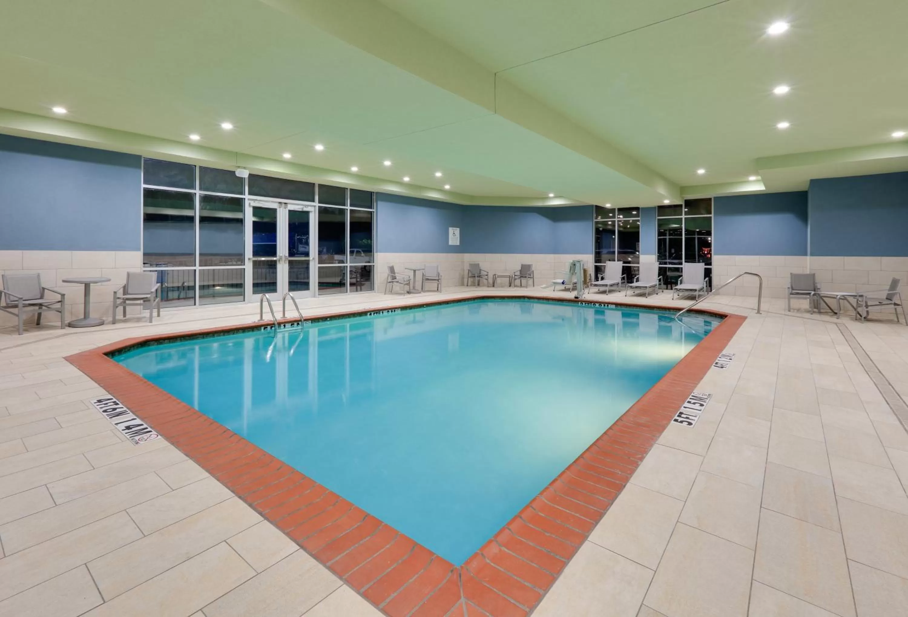Swimming pool in Holiday Inn Express & Suites - Dallas NW HWY - Love Field by IHG