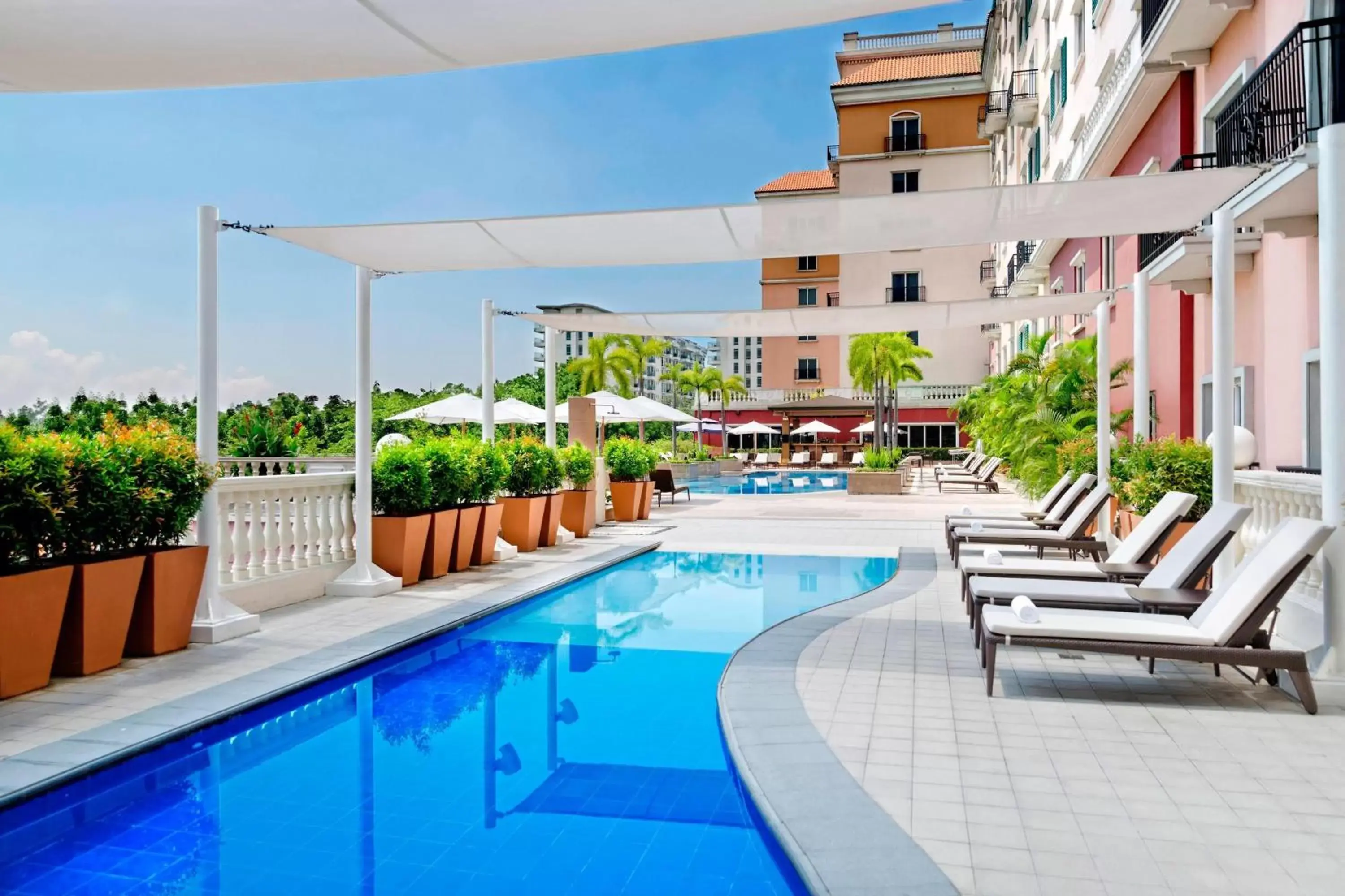 Swimming Pool in Manila Marriott Hotel