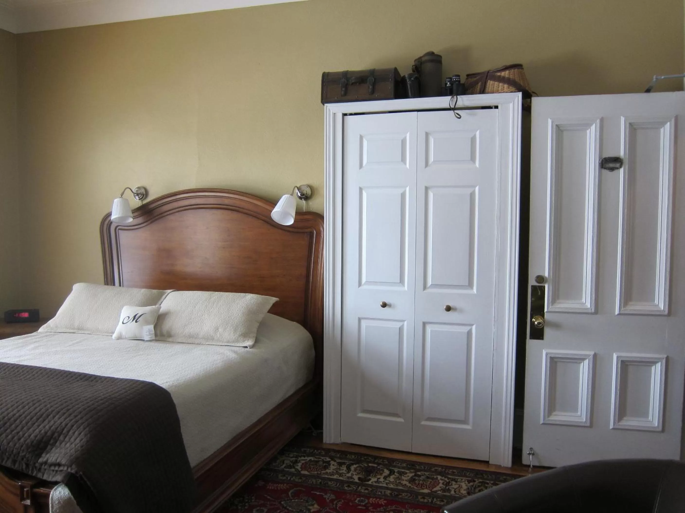 Bedroom, Bed in McGee's Inn