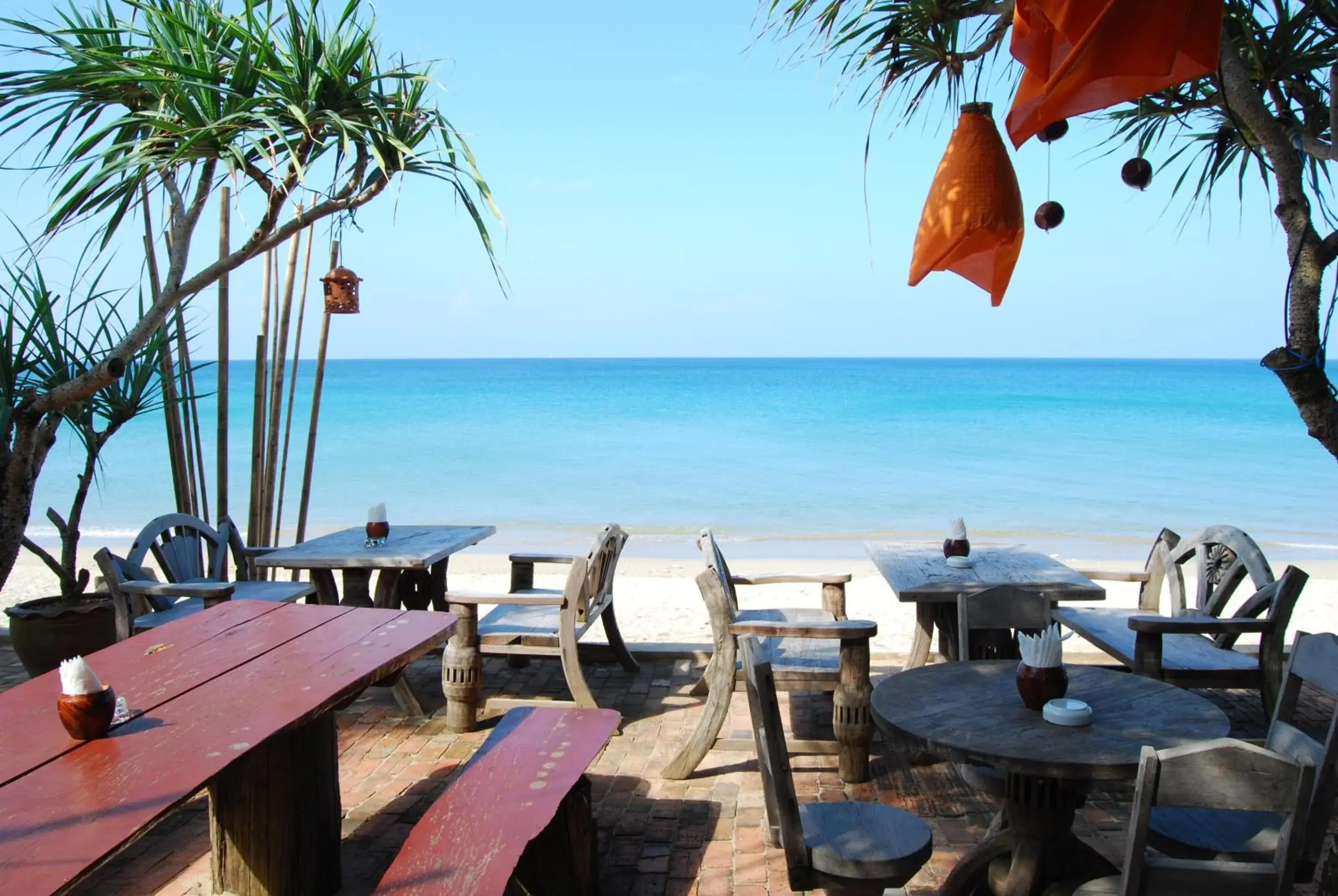 Restaurant/Places to Eat in Clean Beach Resort