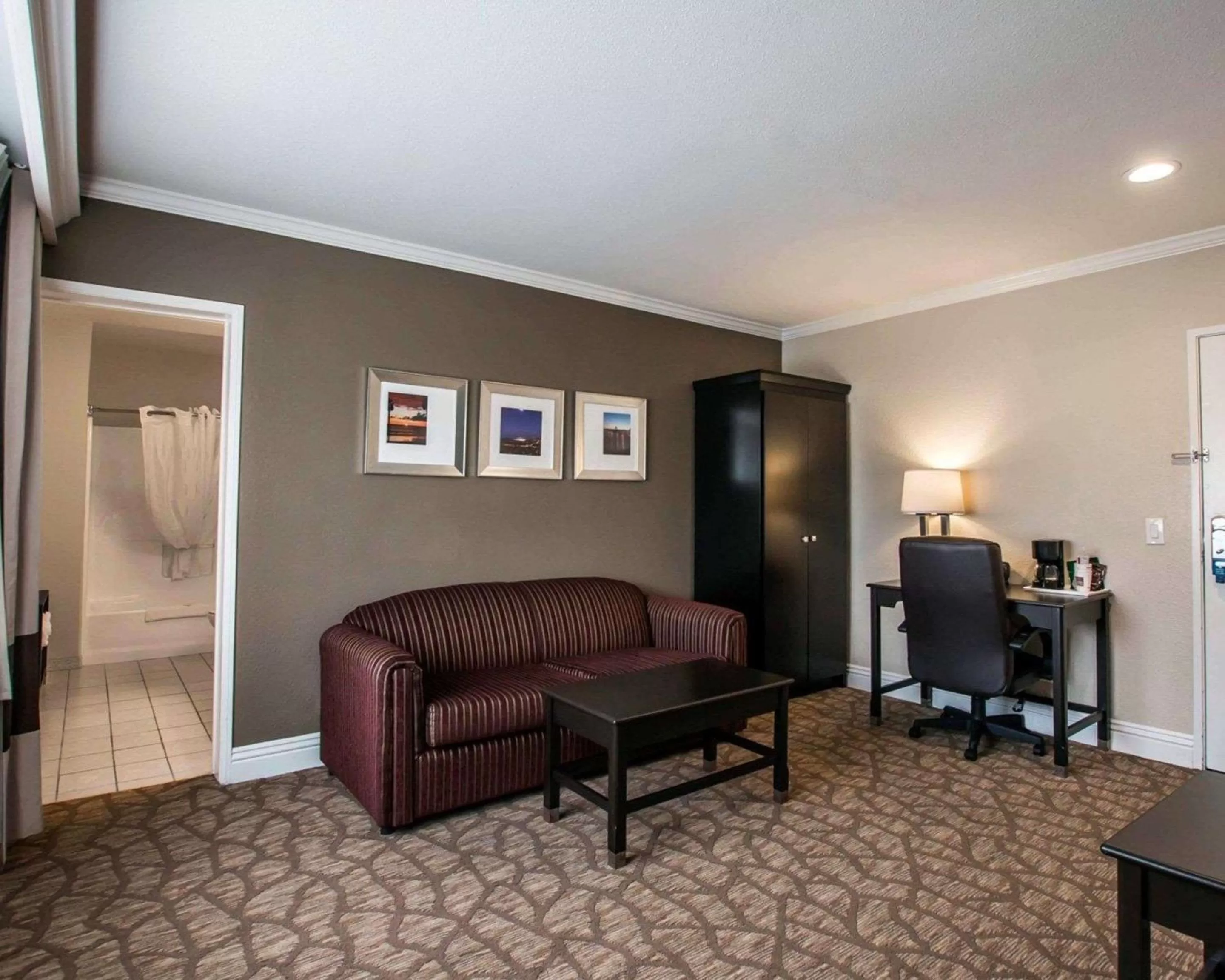 Photo of the whole room in Comfort Suites San Clemente Beach