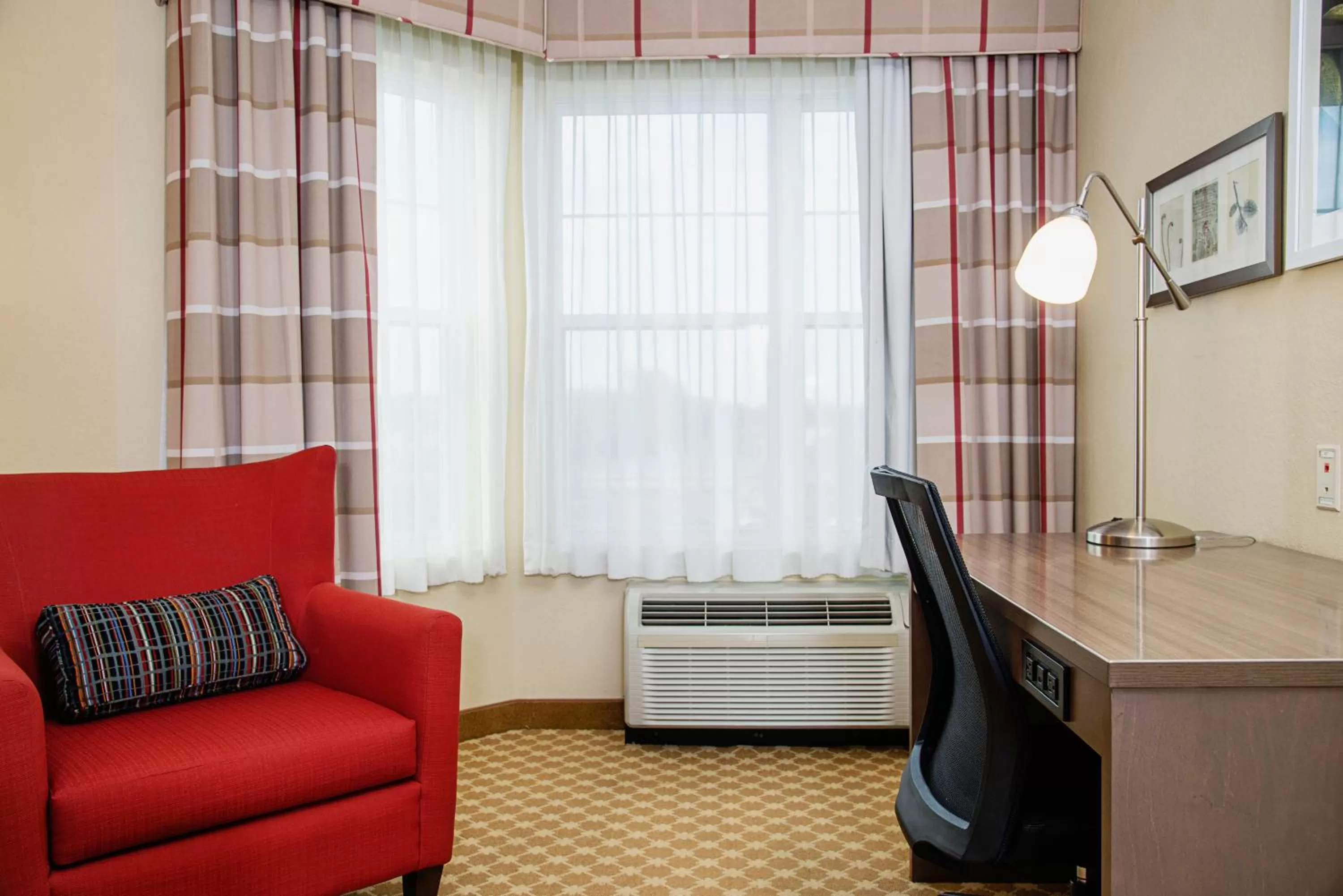 Seating area in Country Inn & Suites by Radisson, Milwaukee West Brookfield , WI