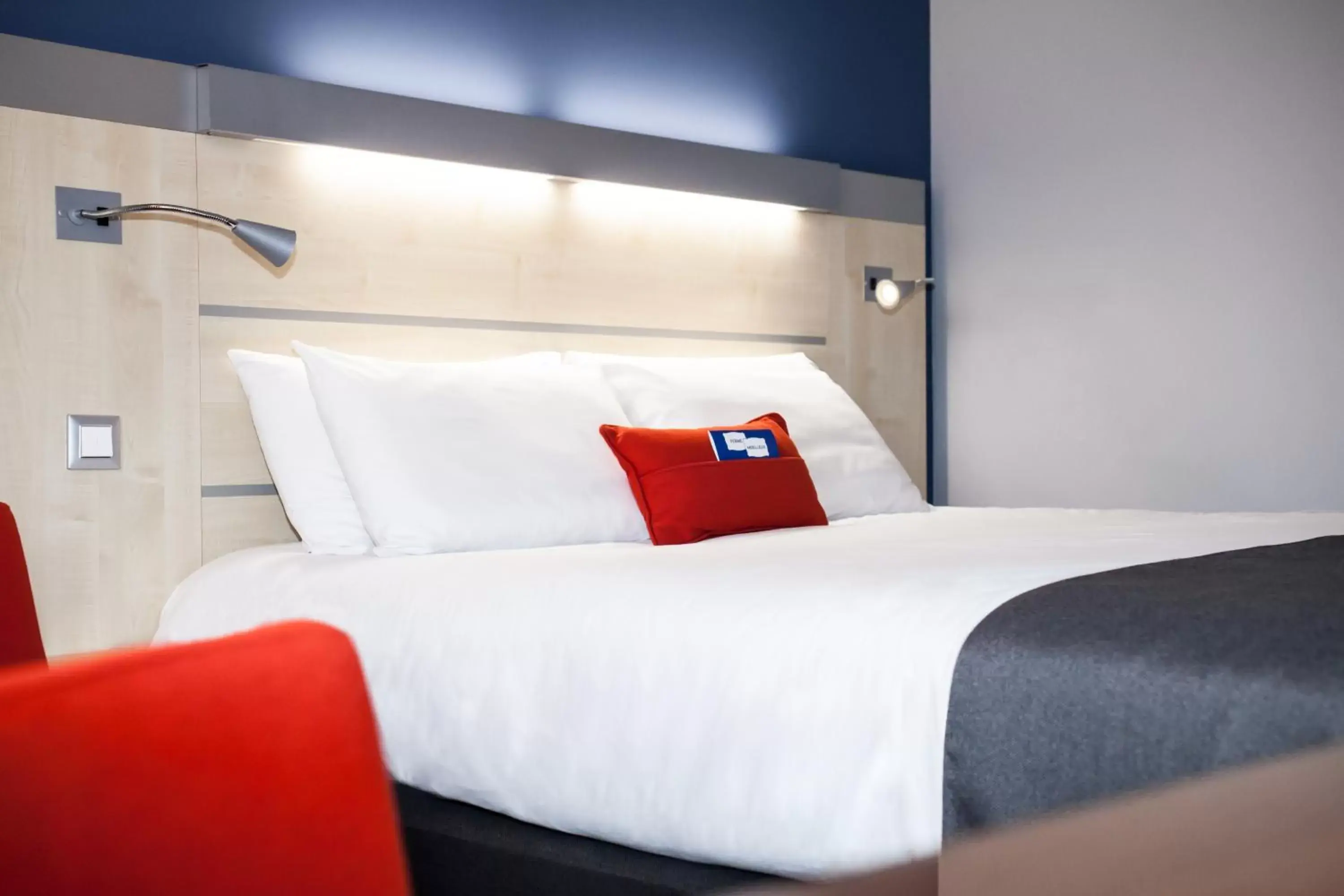 Bed in Holiday Inn Express Toulouse Airport, an IHG Hotel