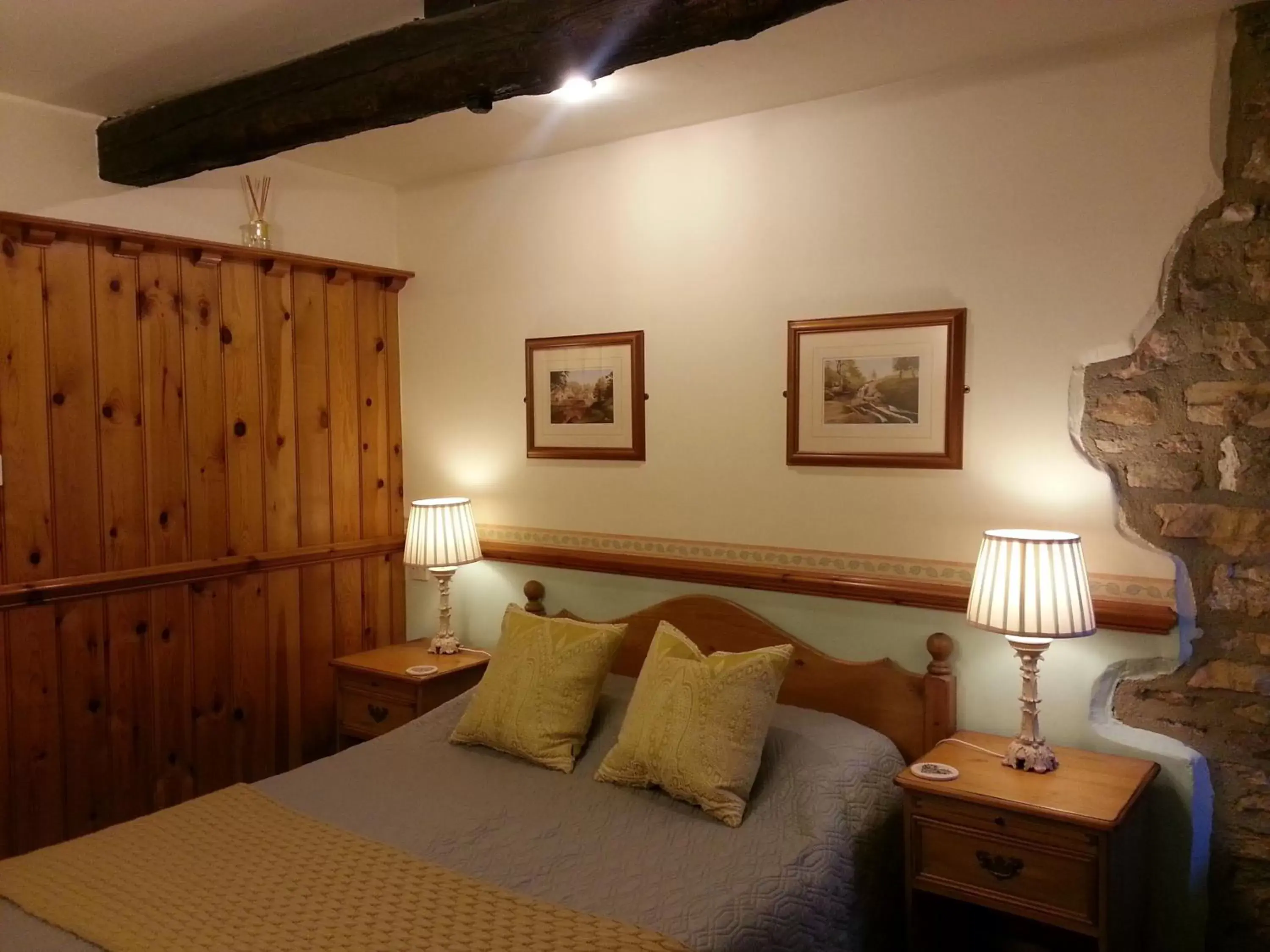 Bedroom, Bed in The Castle Arms Inn