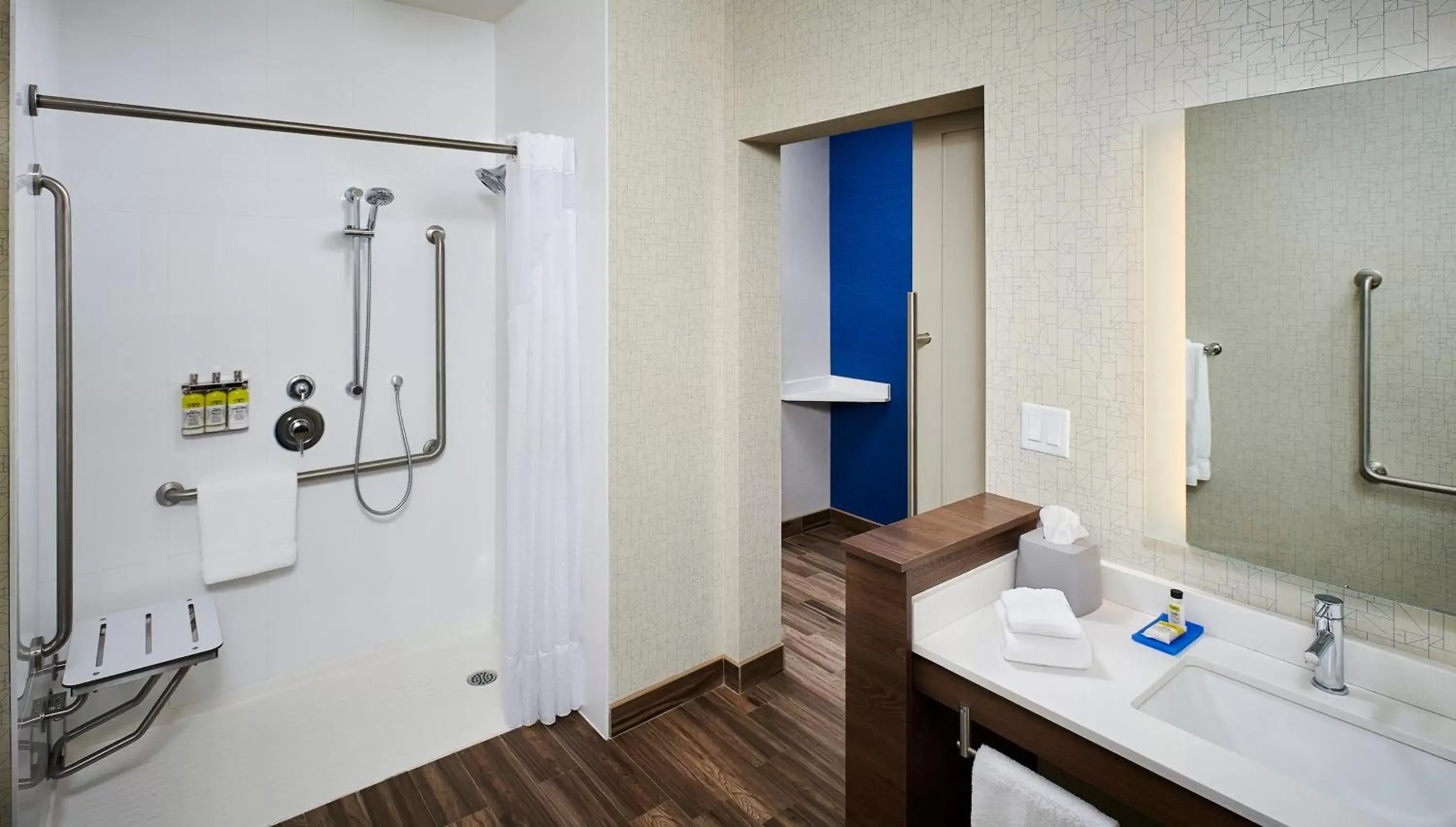 Bathroom in Holiday Inn Express Niagara-On-The-Lake, an IHG Hotel