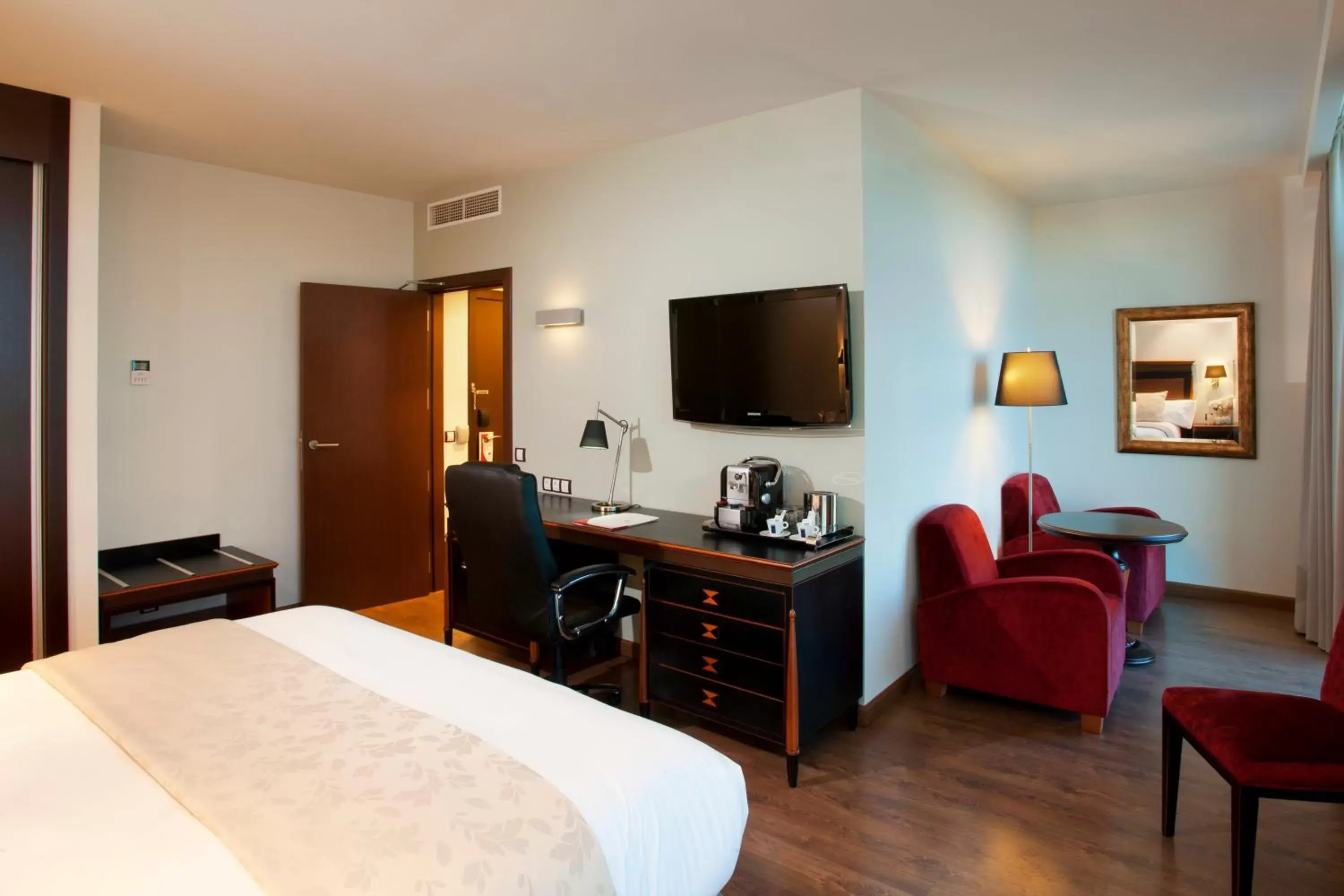 Photo of the whole room, Room Photo in Hotel Crowne Plaza Madrid Airport