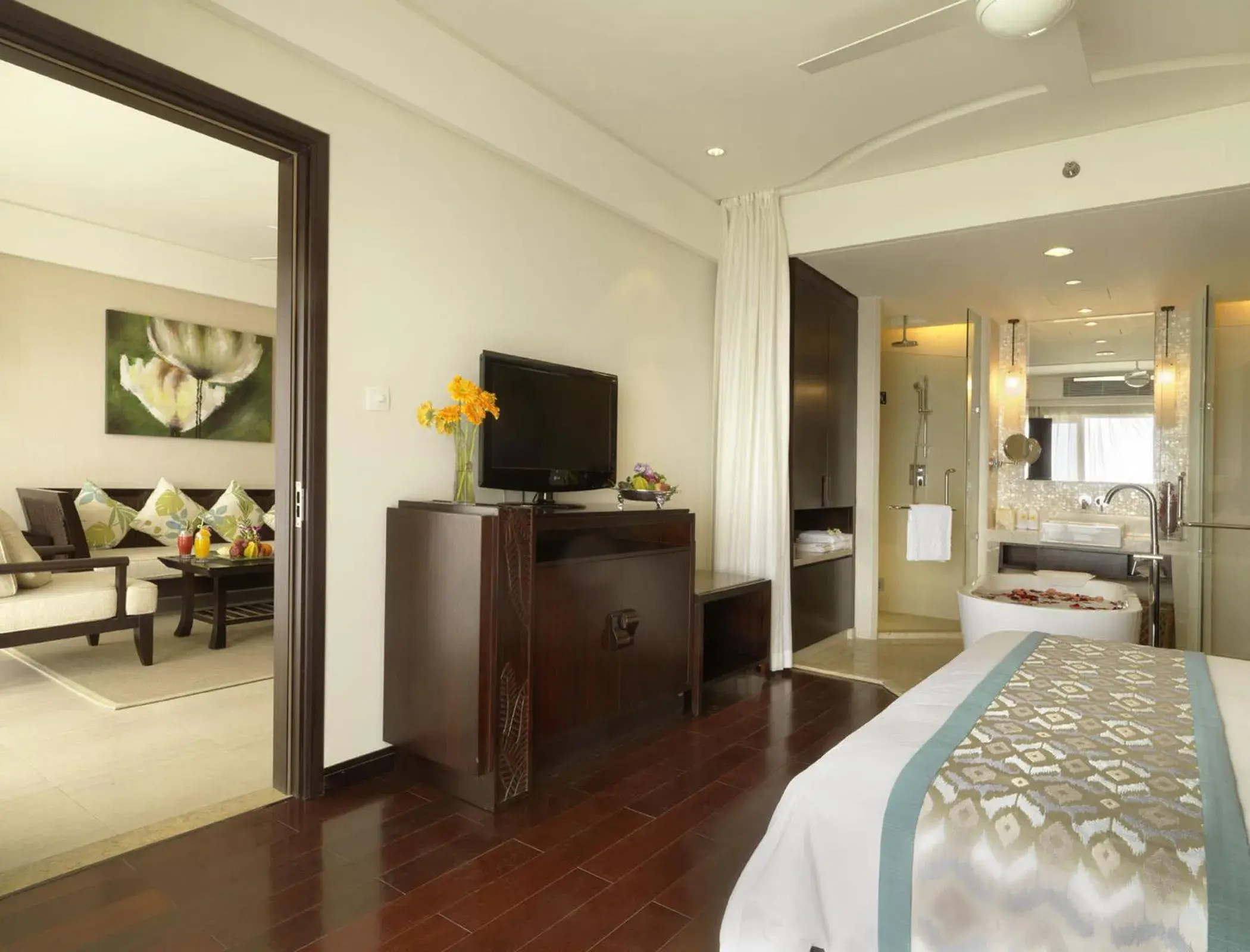 Bedroom, TV/Entertainment Center in Howard Johnson Resort Sanya Bay