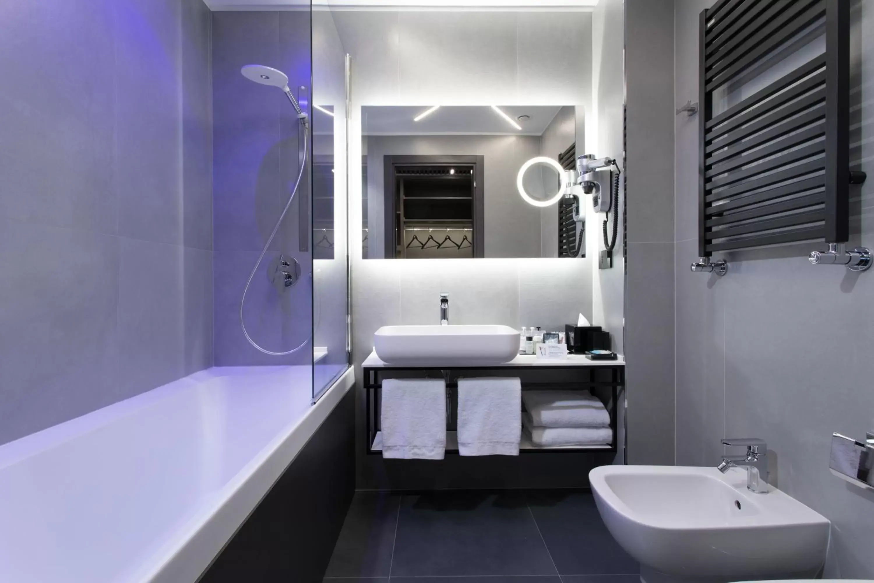 Shower, Bathroom in iQ Hotel Milano