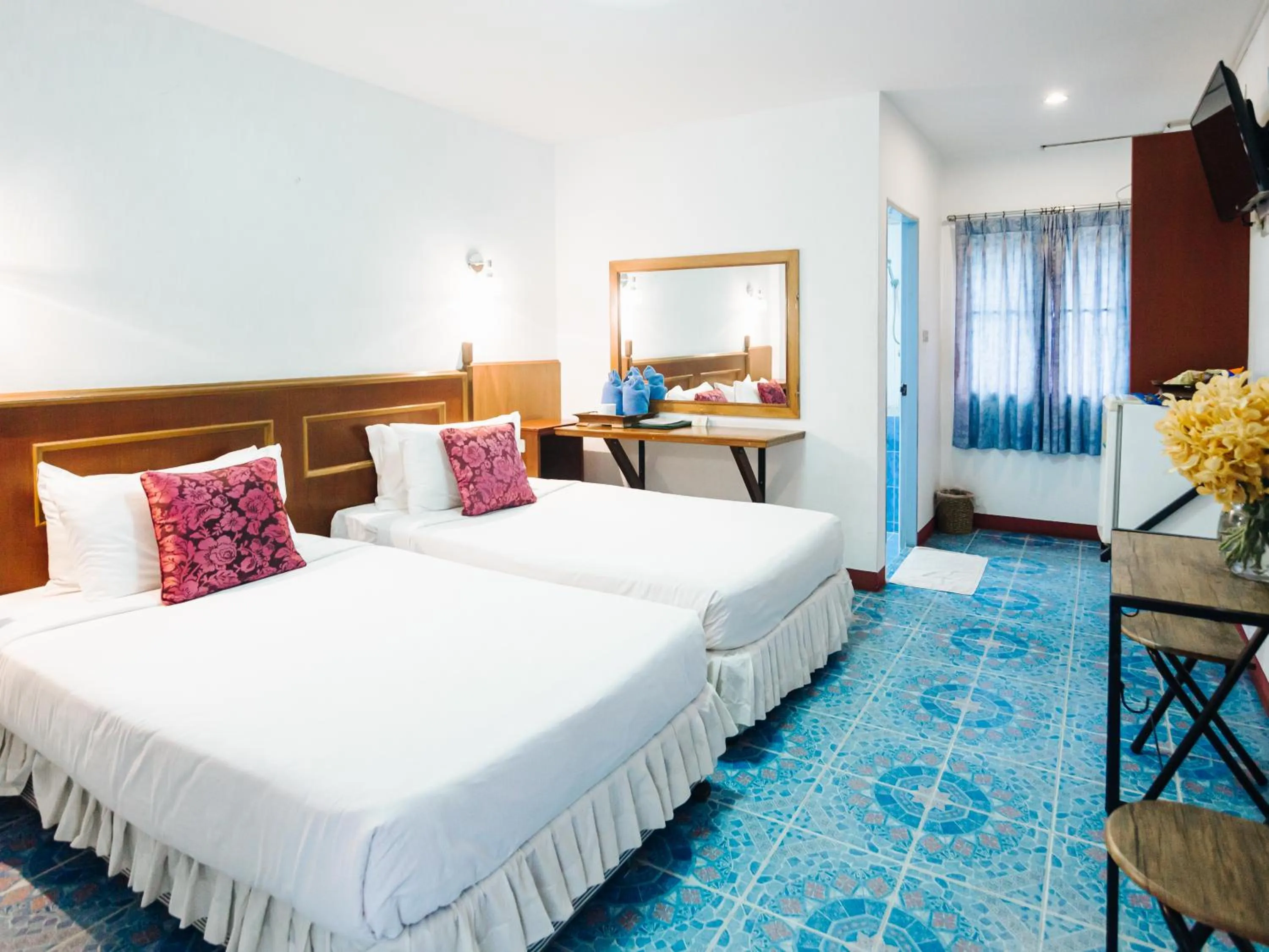 Photo of the whole room, Bed in Rendezvous Oldtown Chiangmai