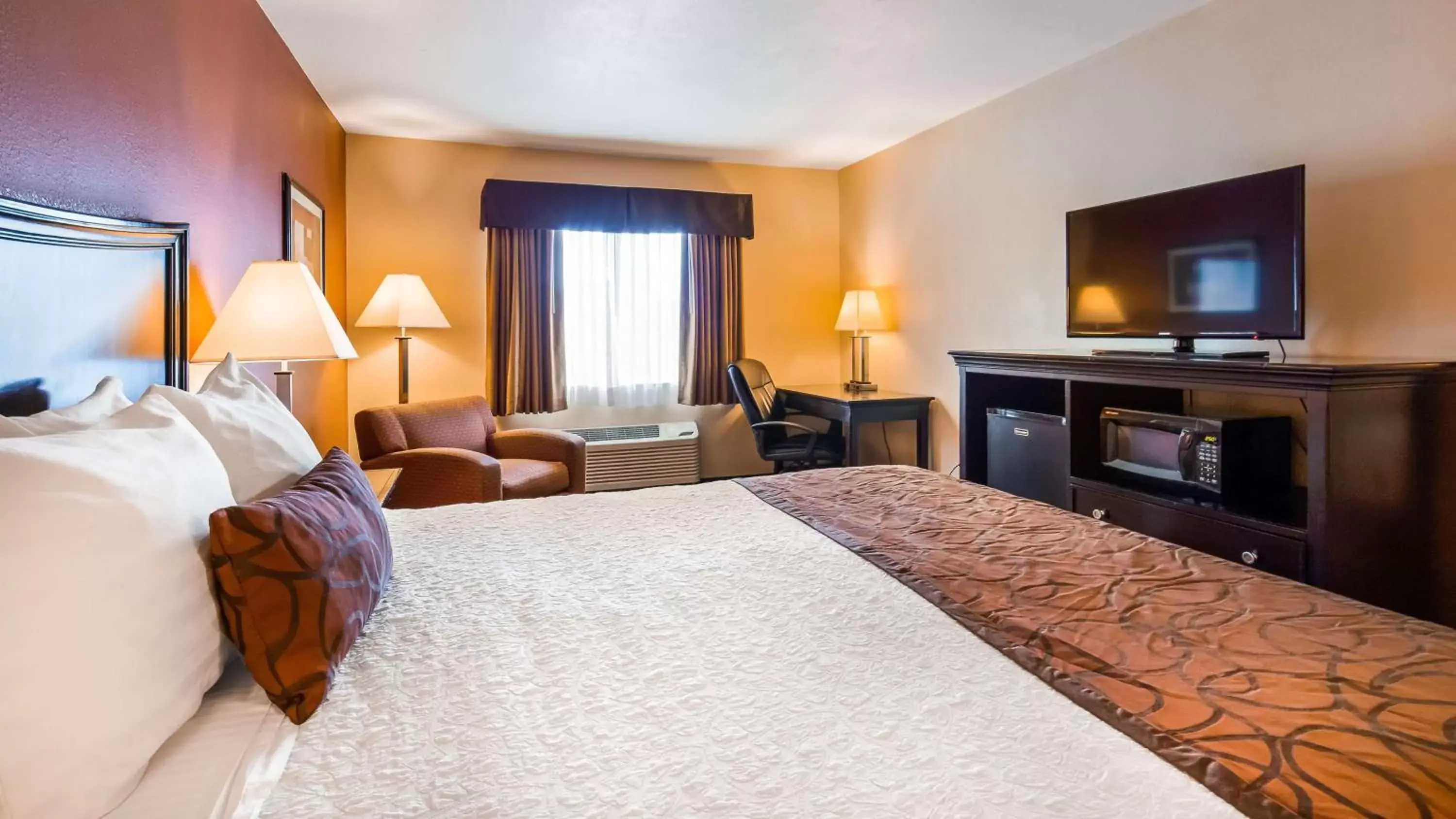 Photo of the whole room, Bed in Best Western Plus Corning Inn