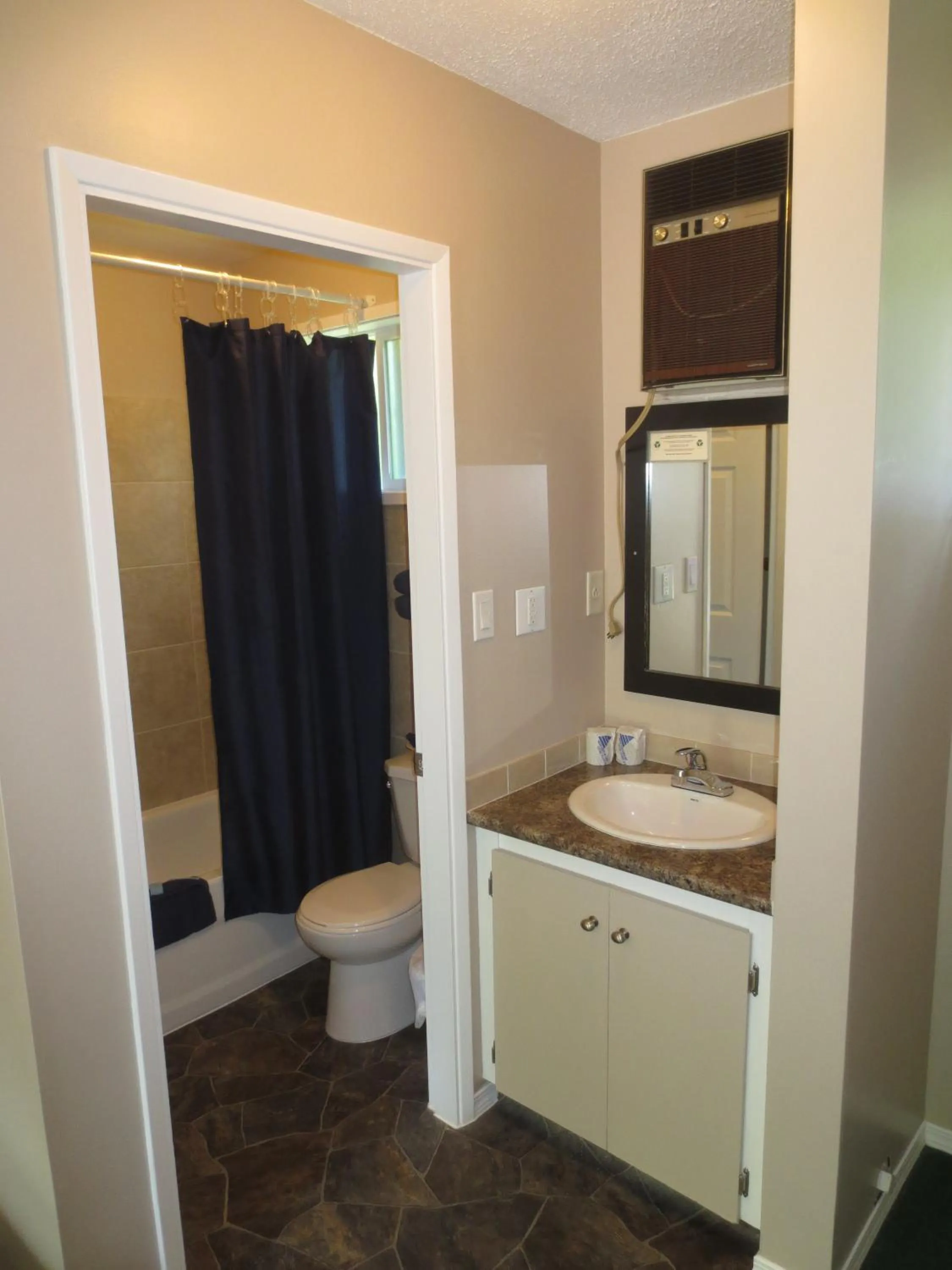 Bathroom in Overlander Motel