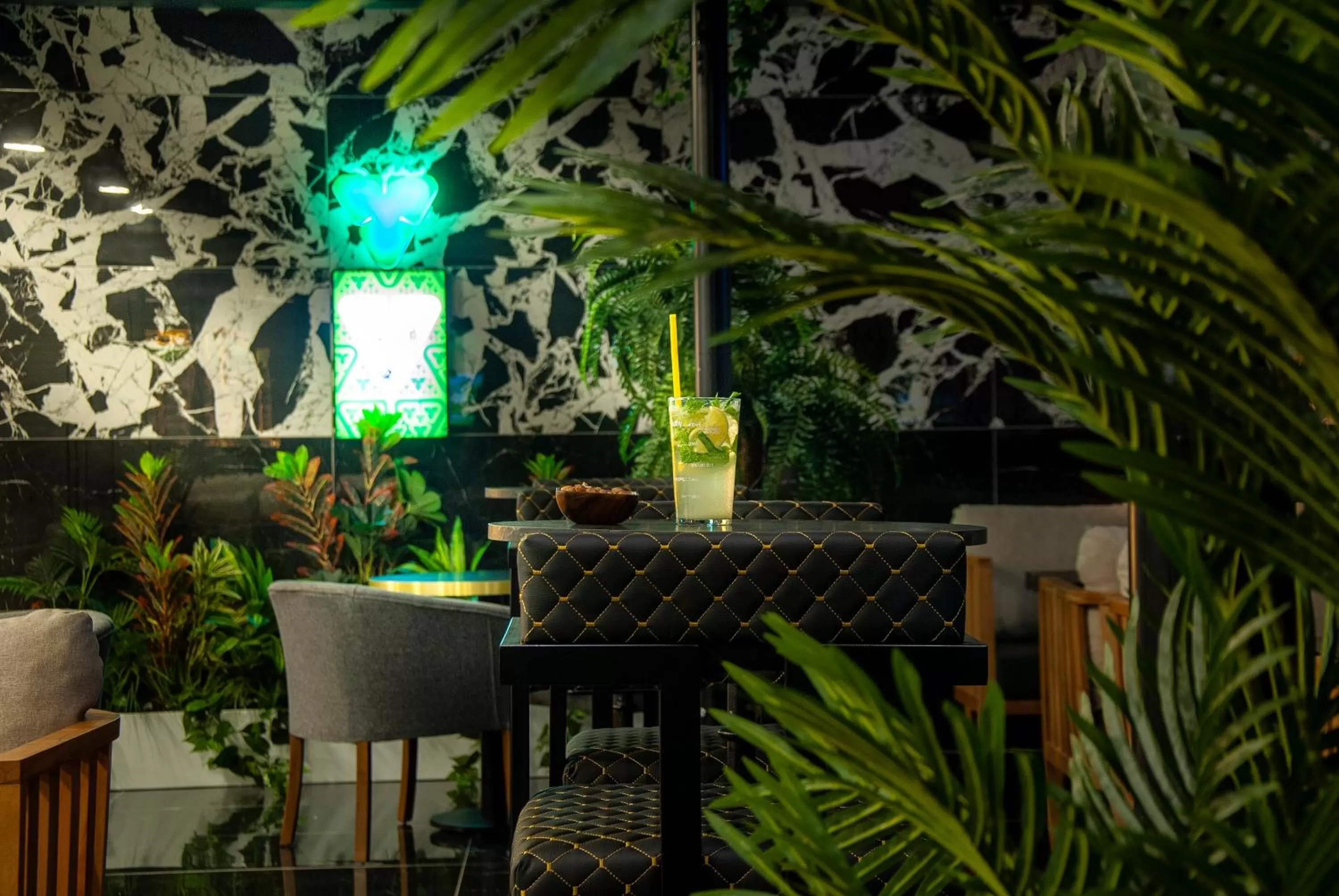 Property building in Hotel Bossuite Business