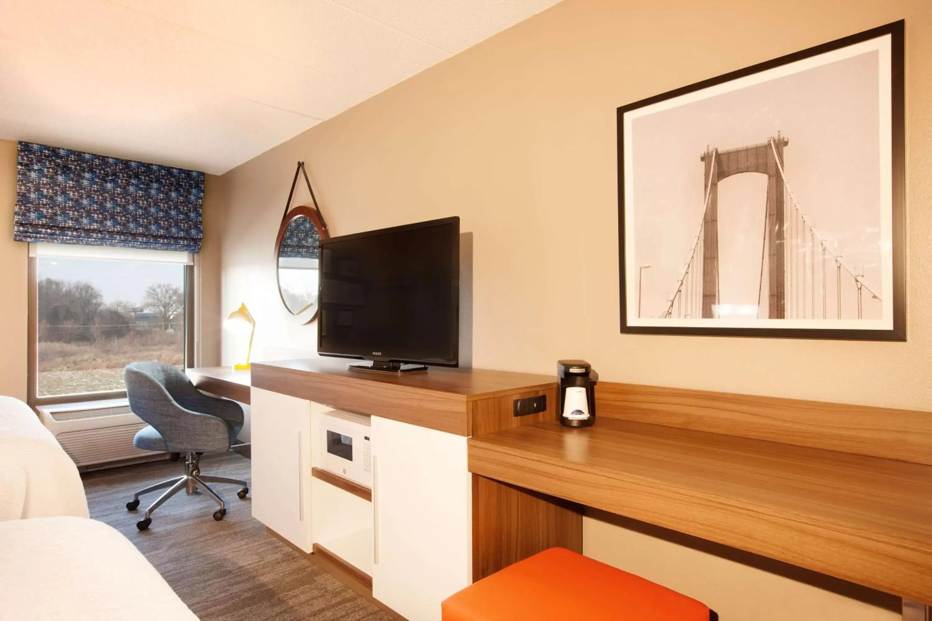 Bedroom, TV/Entertainment Center in Hampton Inn Pennsville