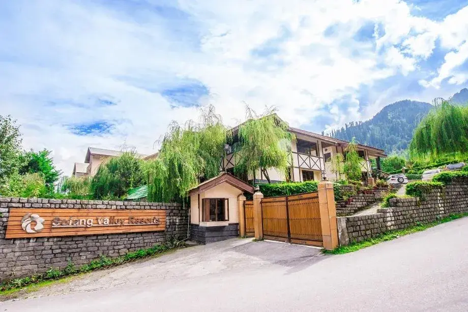 Facade/entrance, Property Building in Solang Valley Resort