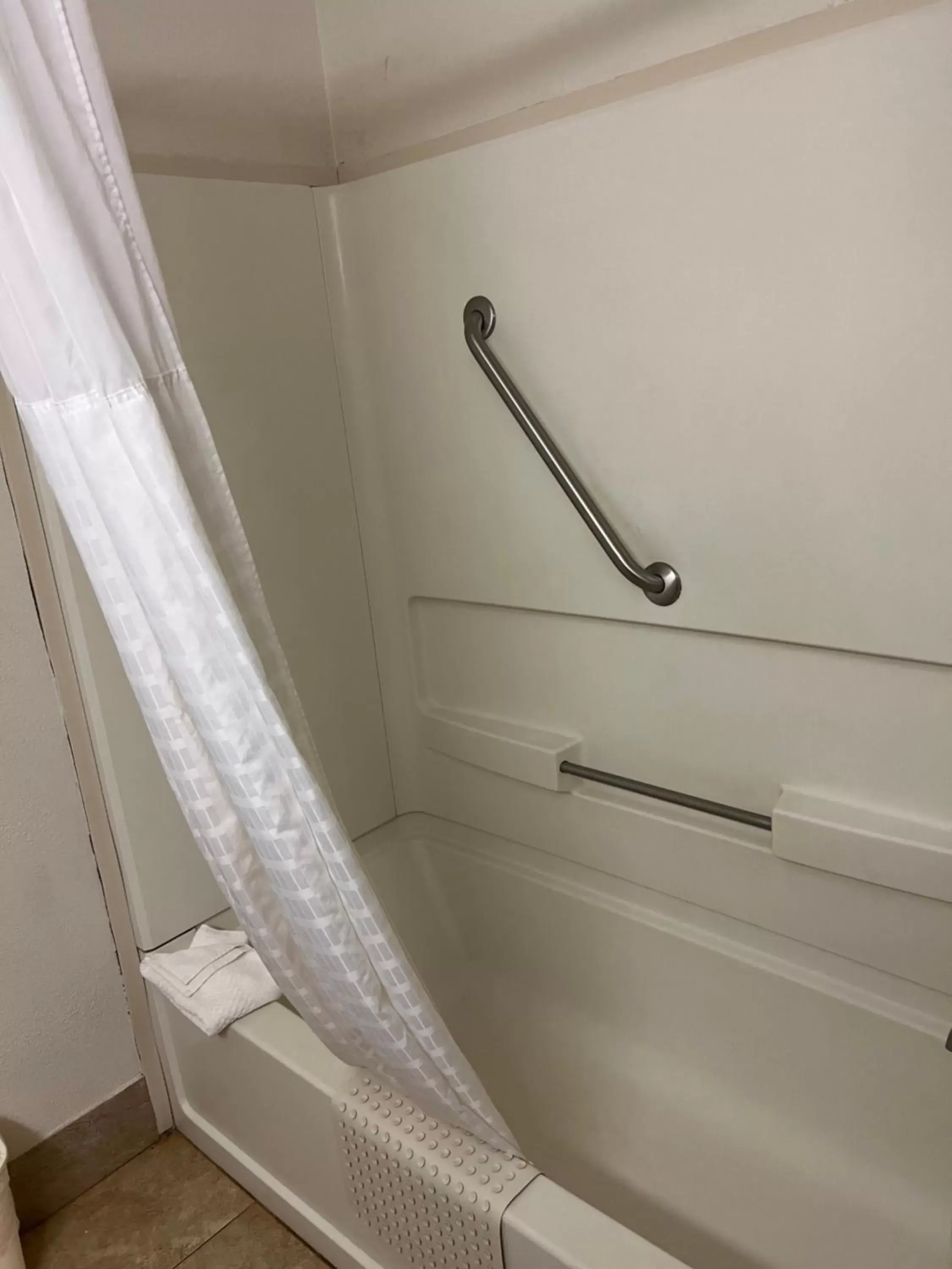 Shower, Bathroom in Quality Suites Altavista – Lynchburg South