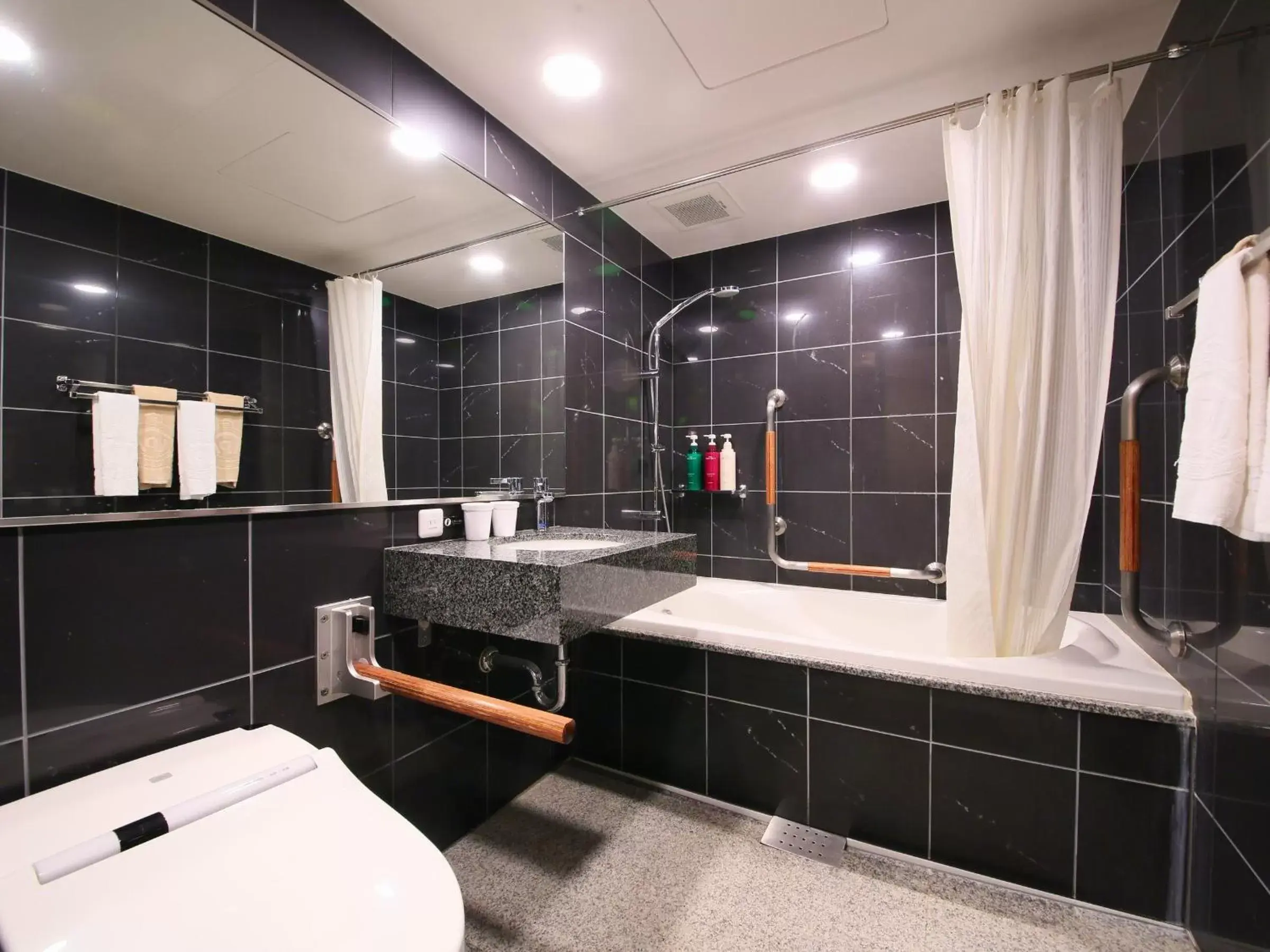 Photo of the whole room, Bathroom in APA Hotel Nihombashi Hamacho-eki Minami