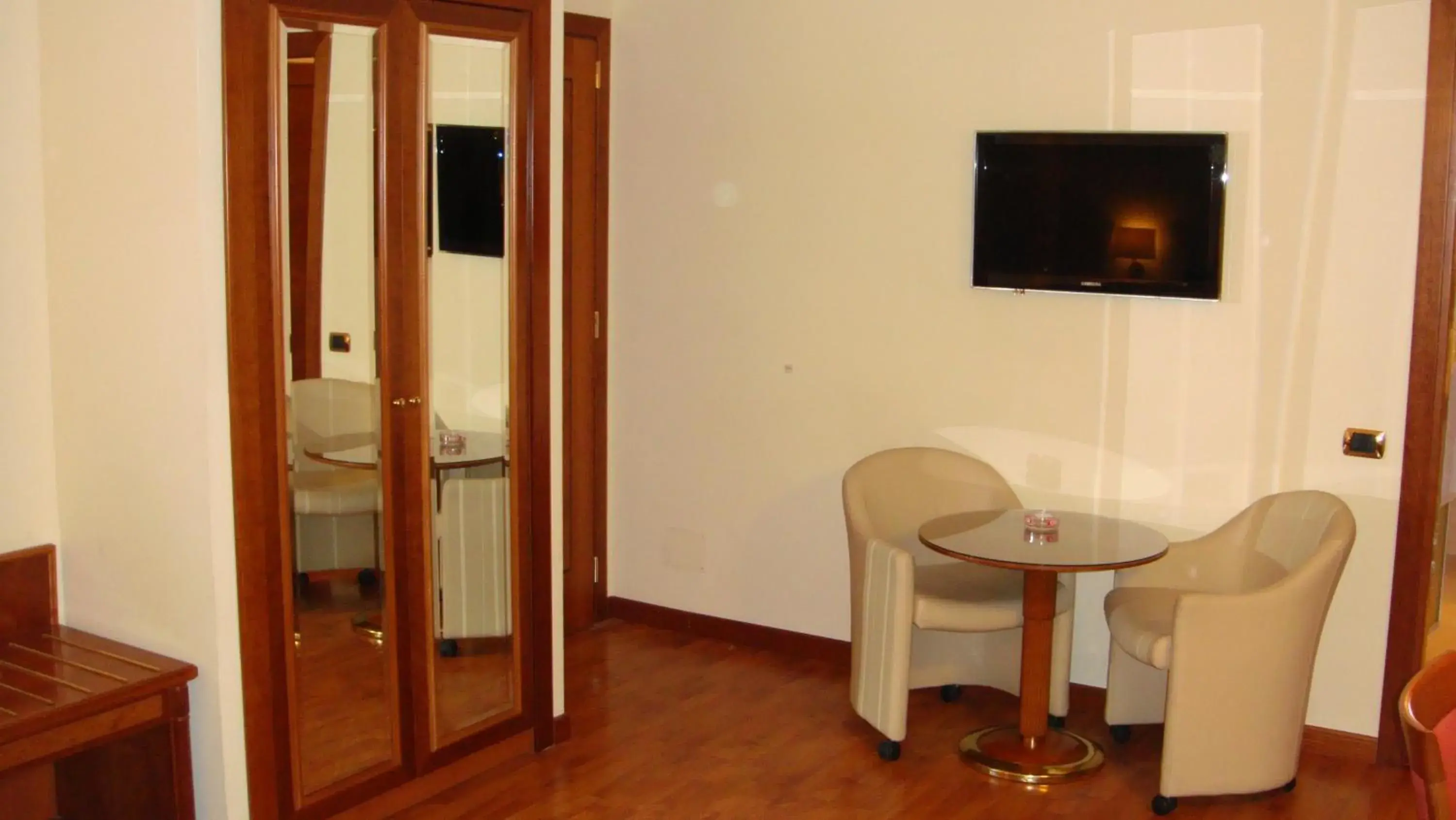 Seating area, TV/Entertainment Center in Albergo Corona