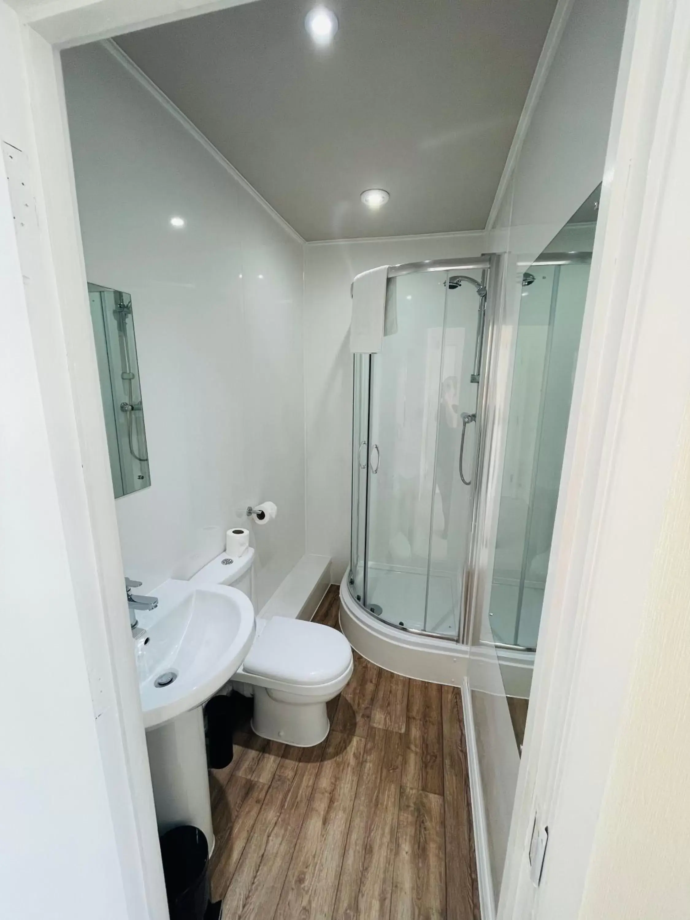 Shower, Bathroom in The Six Bells