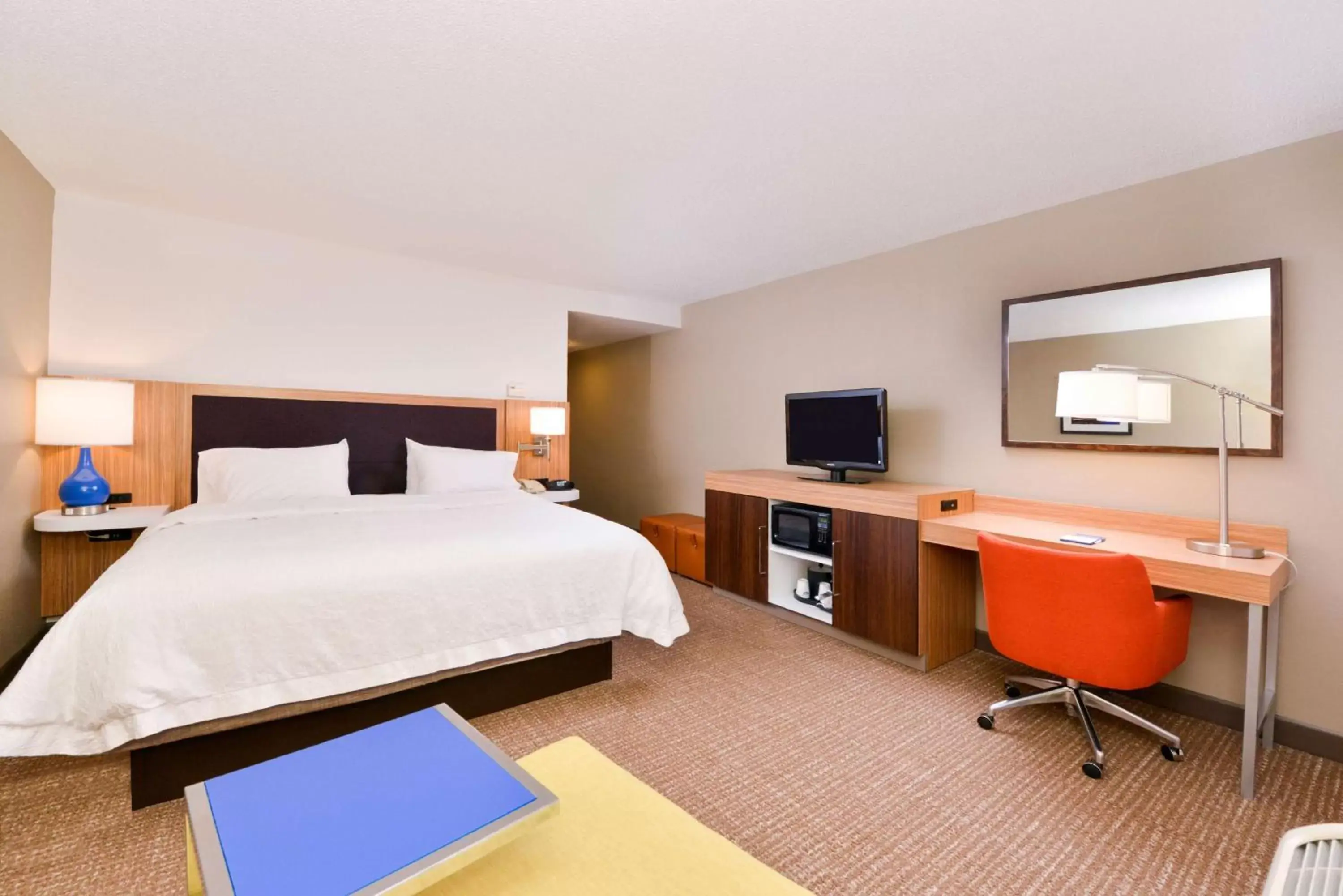 Bedroom in Hampton Inn & Suites by Hilton Plymouth