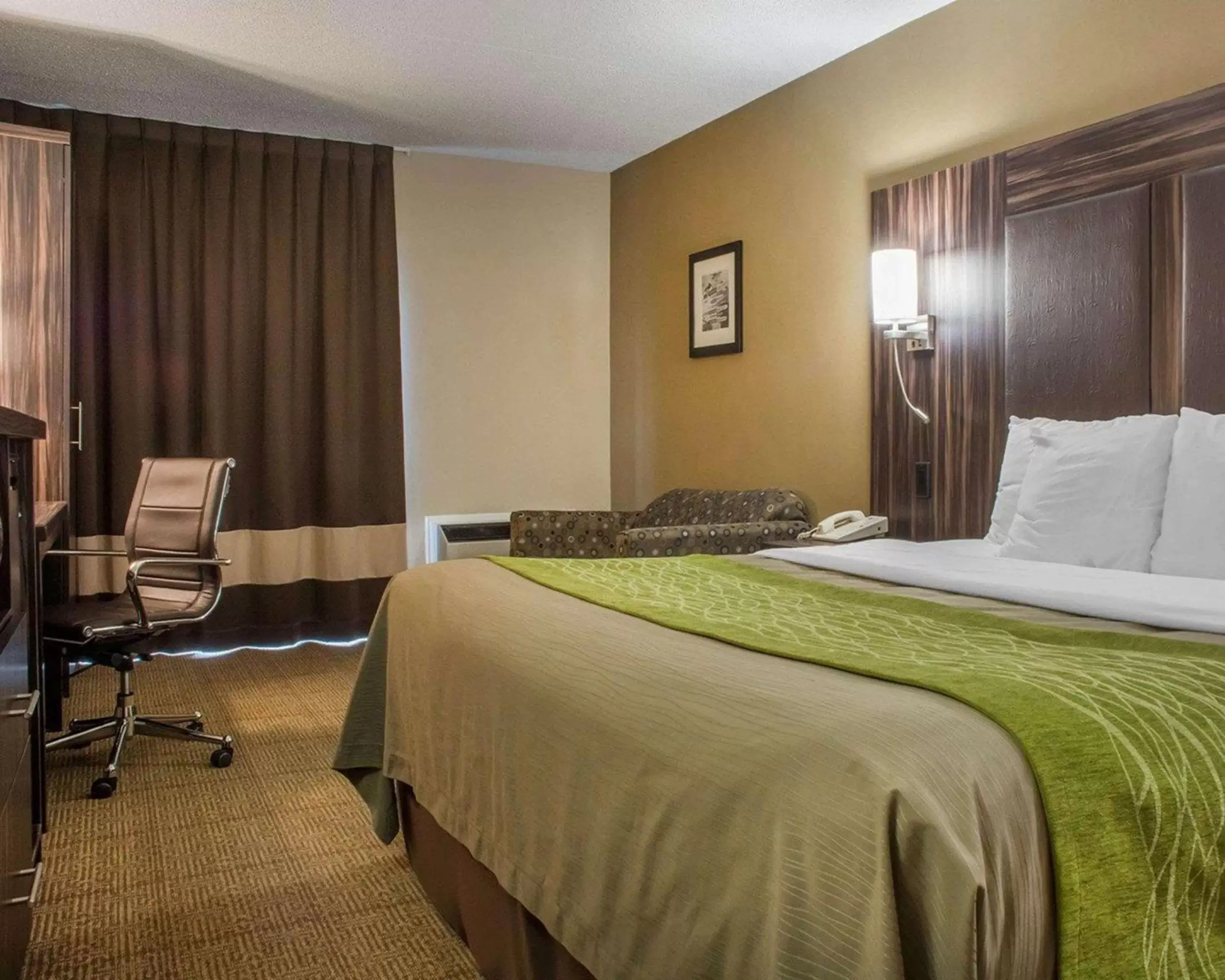 Photo of the whole room, Bed in Comfort Inn St. Catharines Niagara