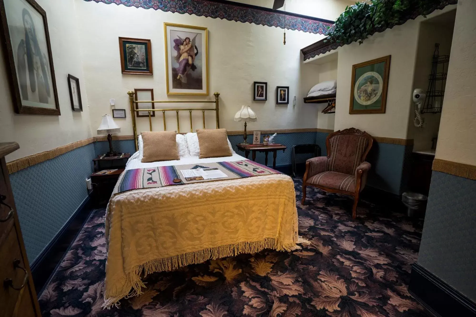 Bedroom, Bed in Red Garter Inn