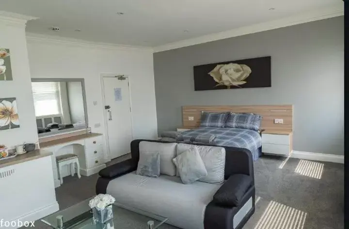 Bedroom, Seating Area in Weymouth Bay Hotel