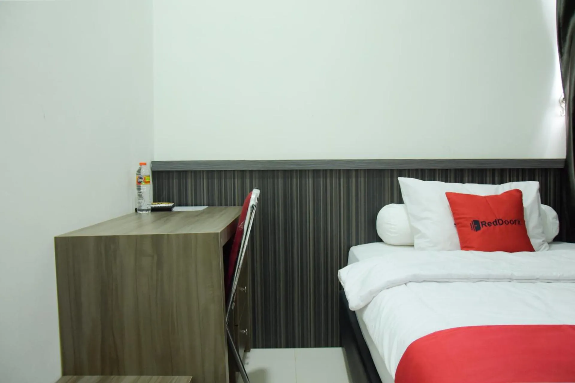 Bedroom, Bed in RedDoorz near GOR Satria Purwokerto