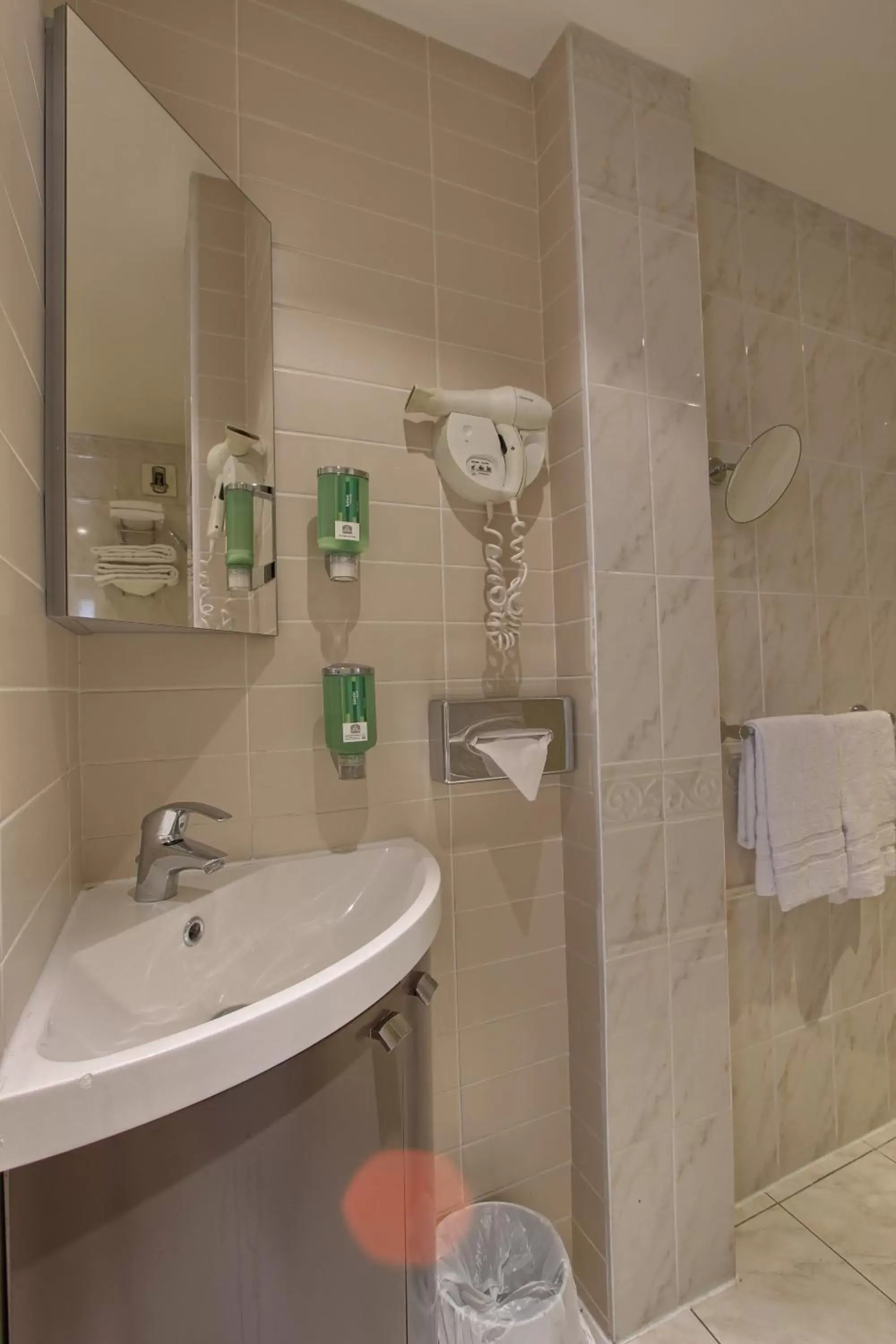 Shower, Bathroom in Timhotel Invalides Eiffel