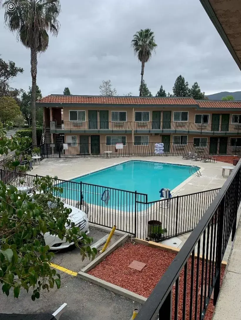 Pool View in Americas Best Value Inn Thousand Oaks