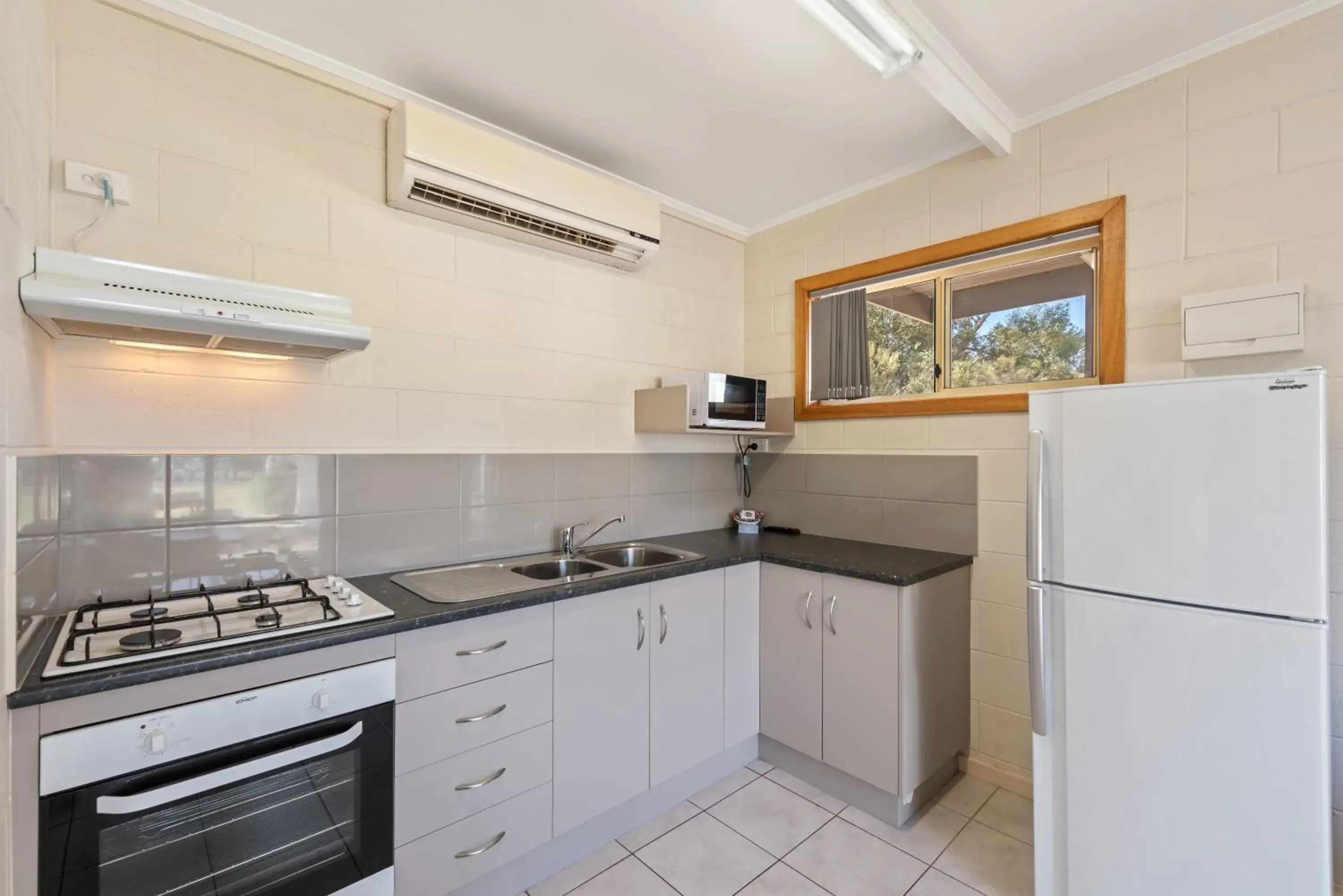 Kitchen or kitchenette, Kitchen/Kitchenette in Discovery Parks - Lake Bonney