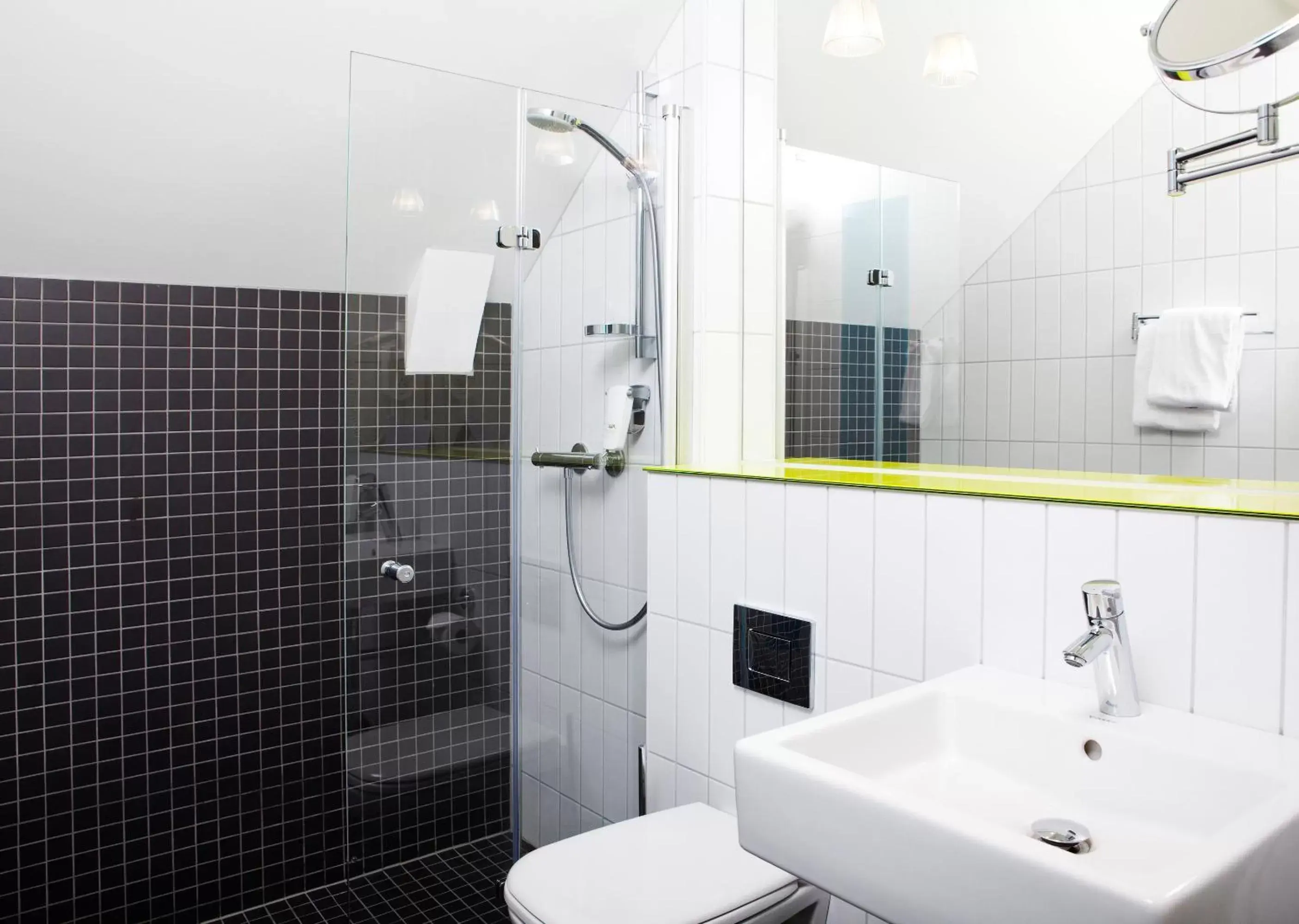 Shower, Bathroom in Quality Hotel Waterfront