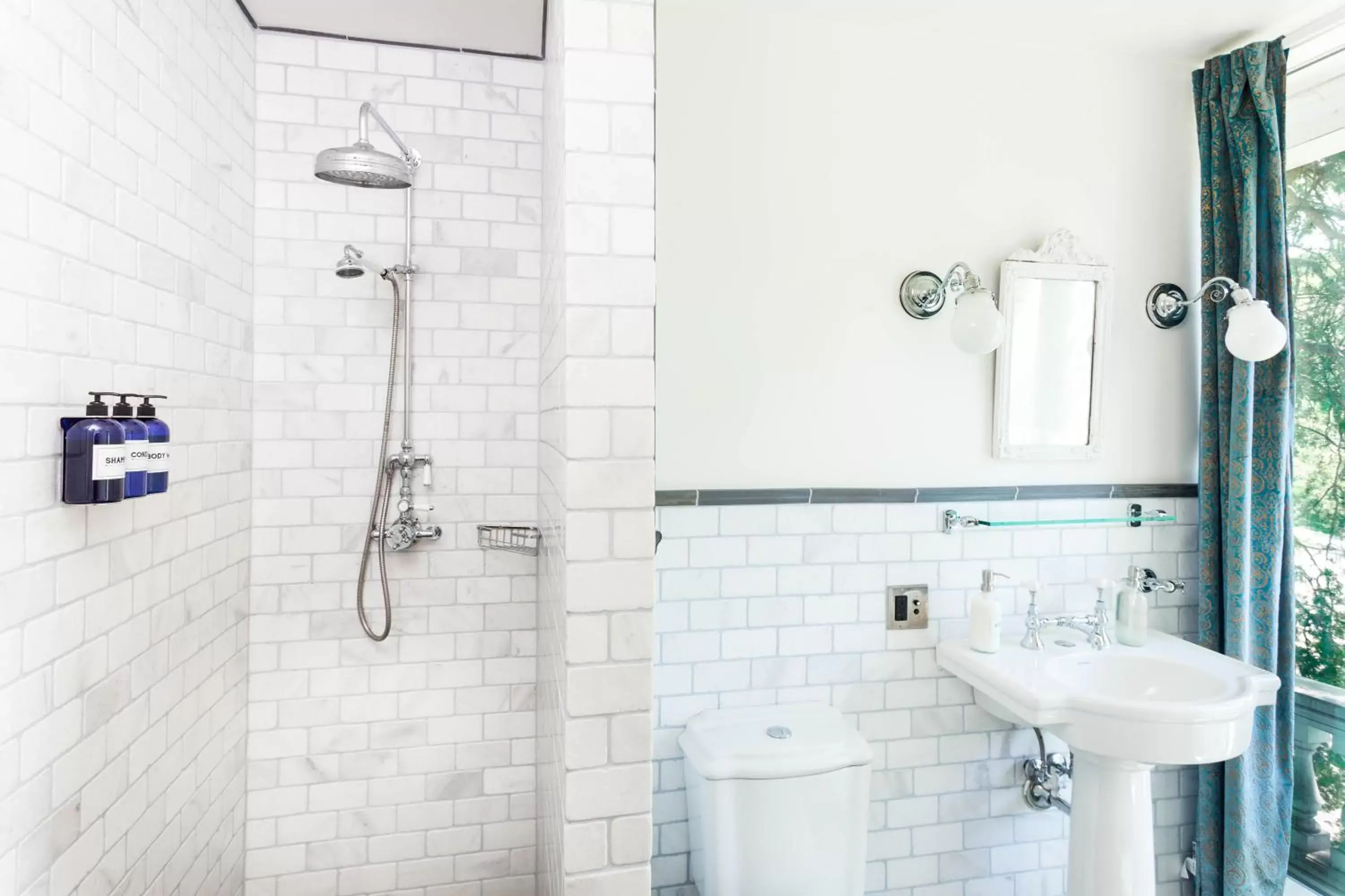 Shower, Bathroom in Argos Inn - Ithaca's Boutique Hotel