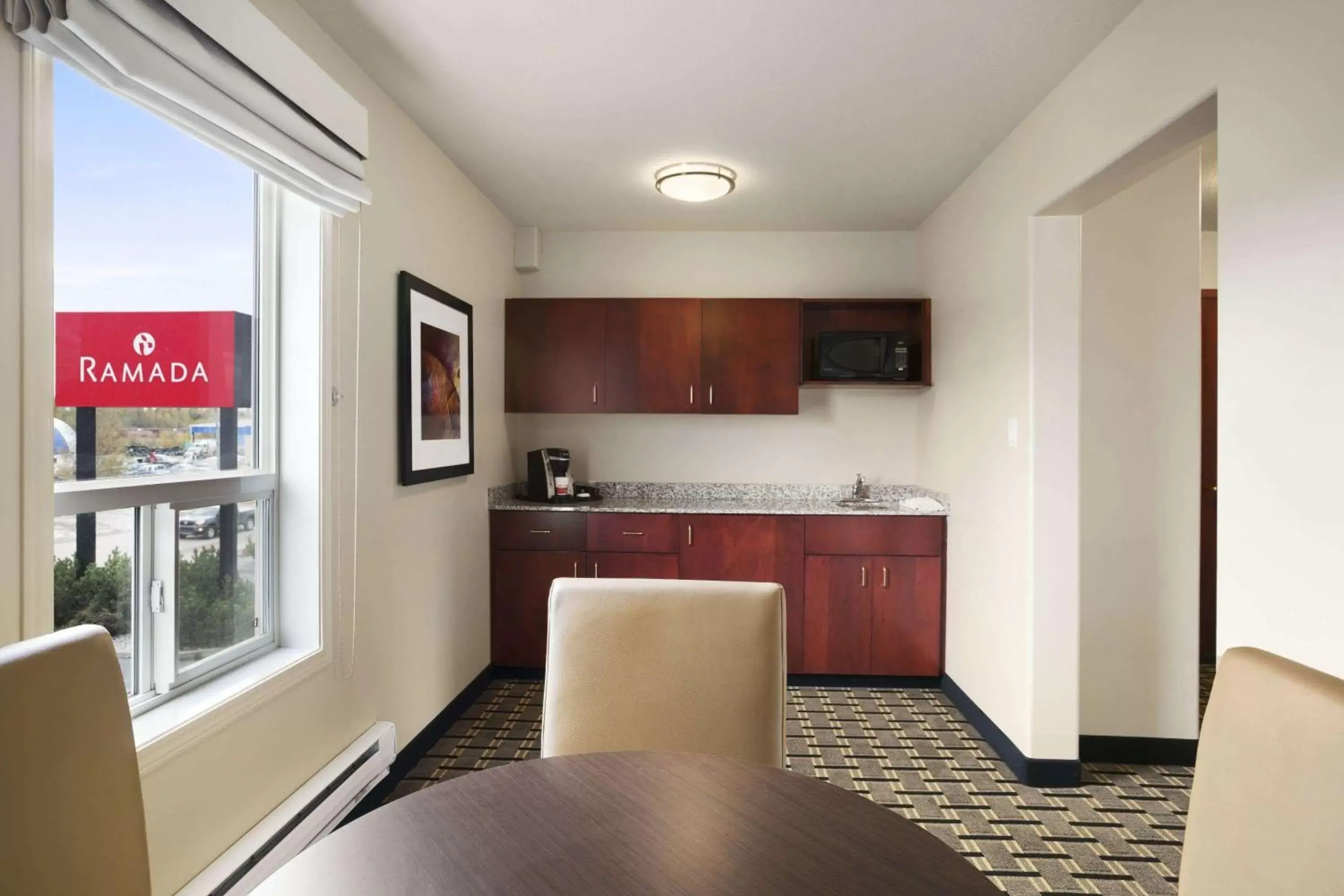 Photo of the whole room, Kitchen/Kitchenette in Ramada by Wyndham Edson