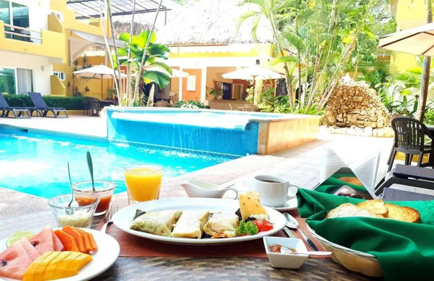American breakfast, Swimming Pool in Hotel Chablis Palenque