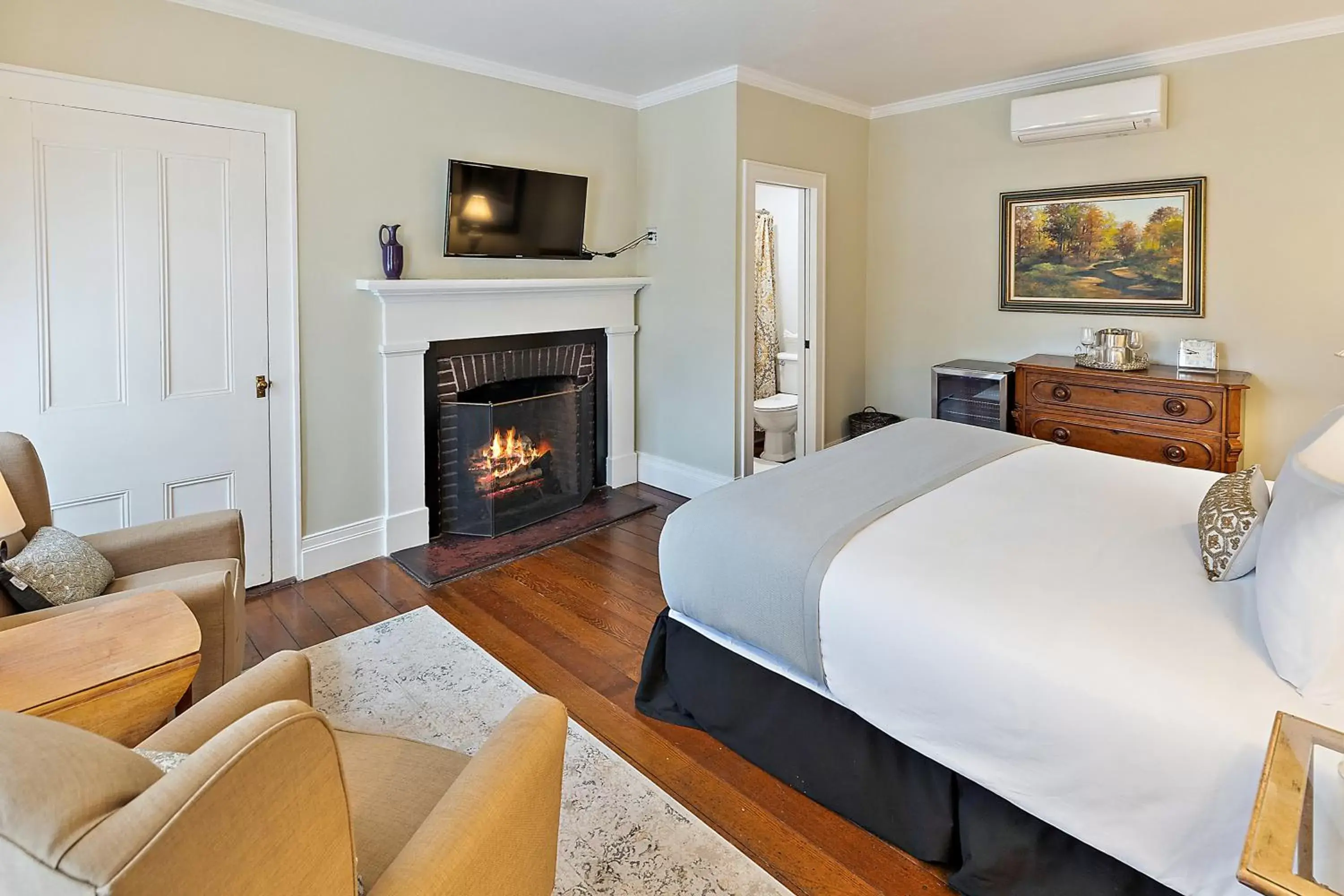 Bedroom, TV/Entertainment Center in McCully House Inn