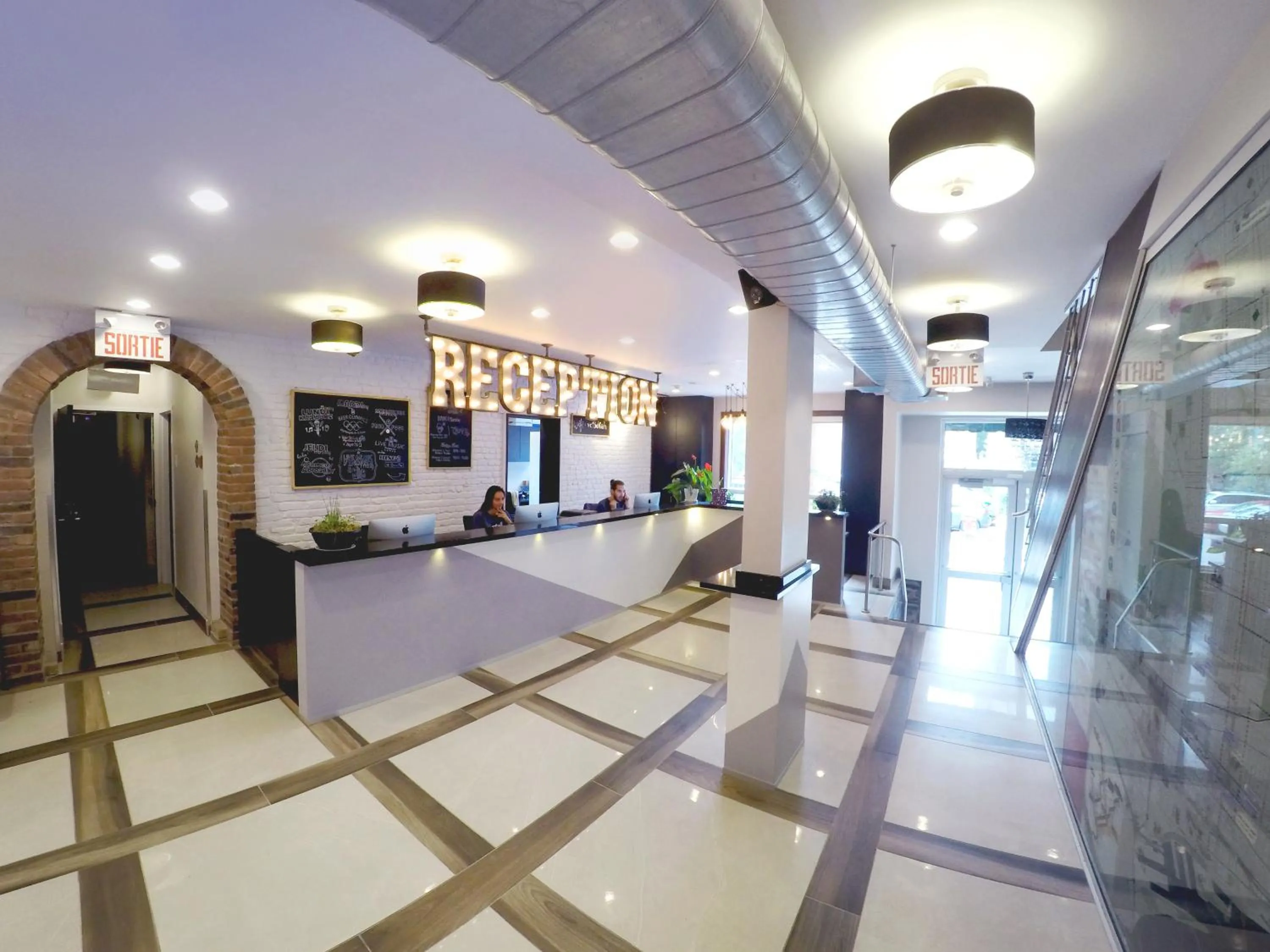 Lobby or reception in M Montreal Hostel
