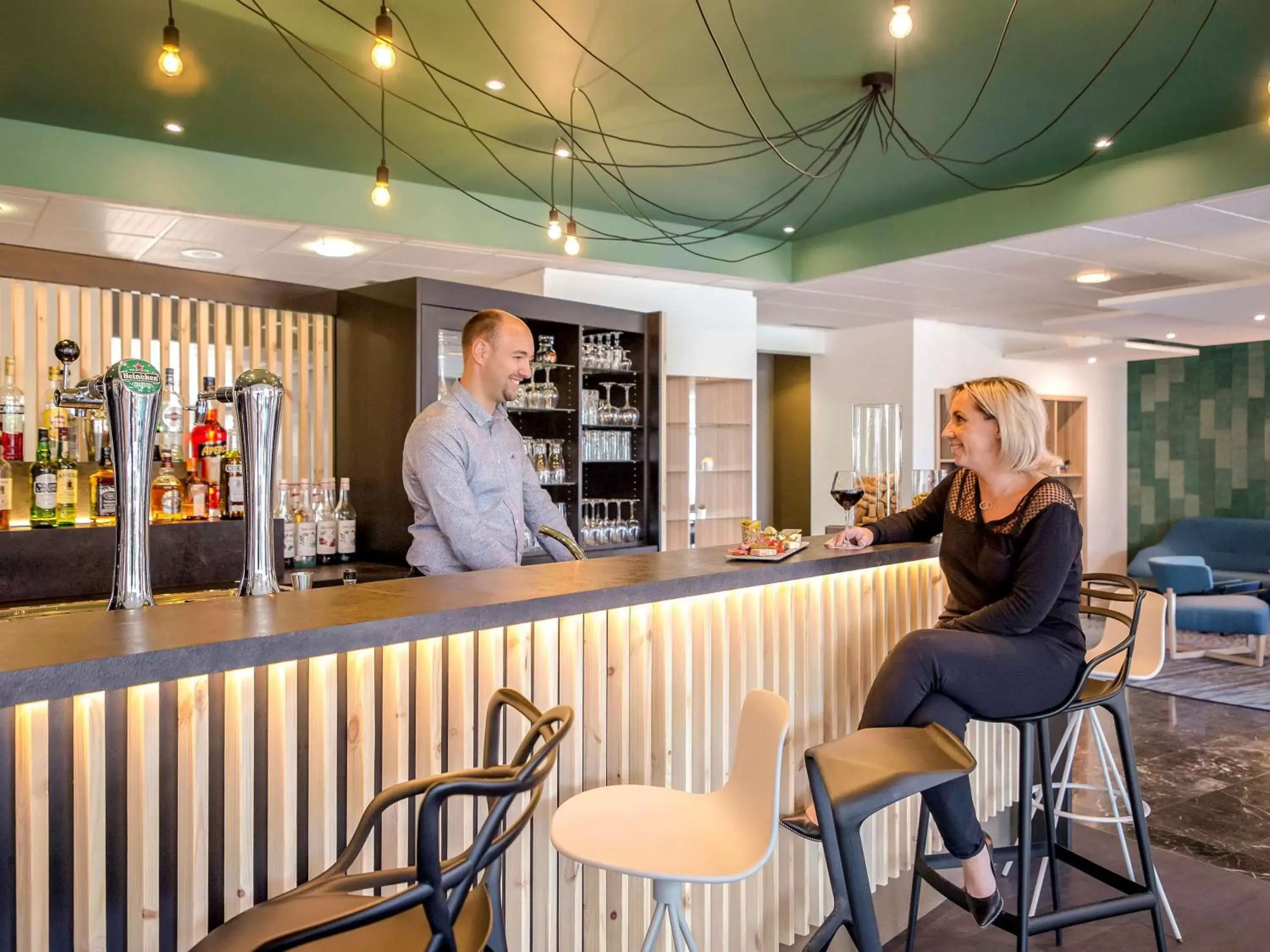 Lounge or bar in Ibis Cavaillon Portes du Luberon