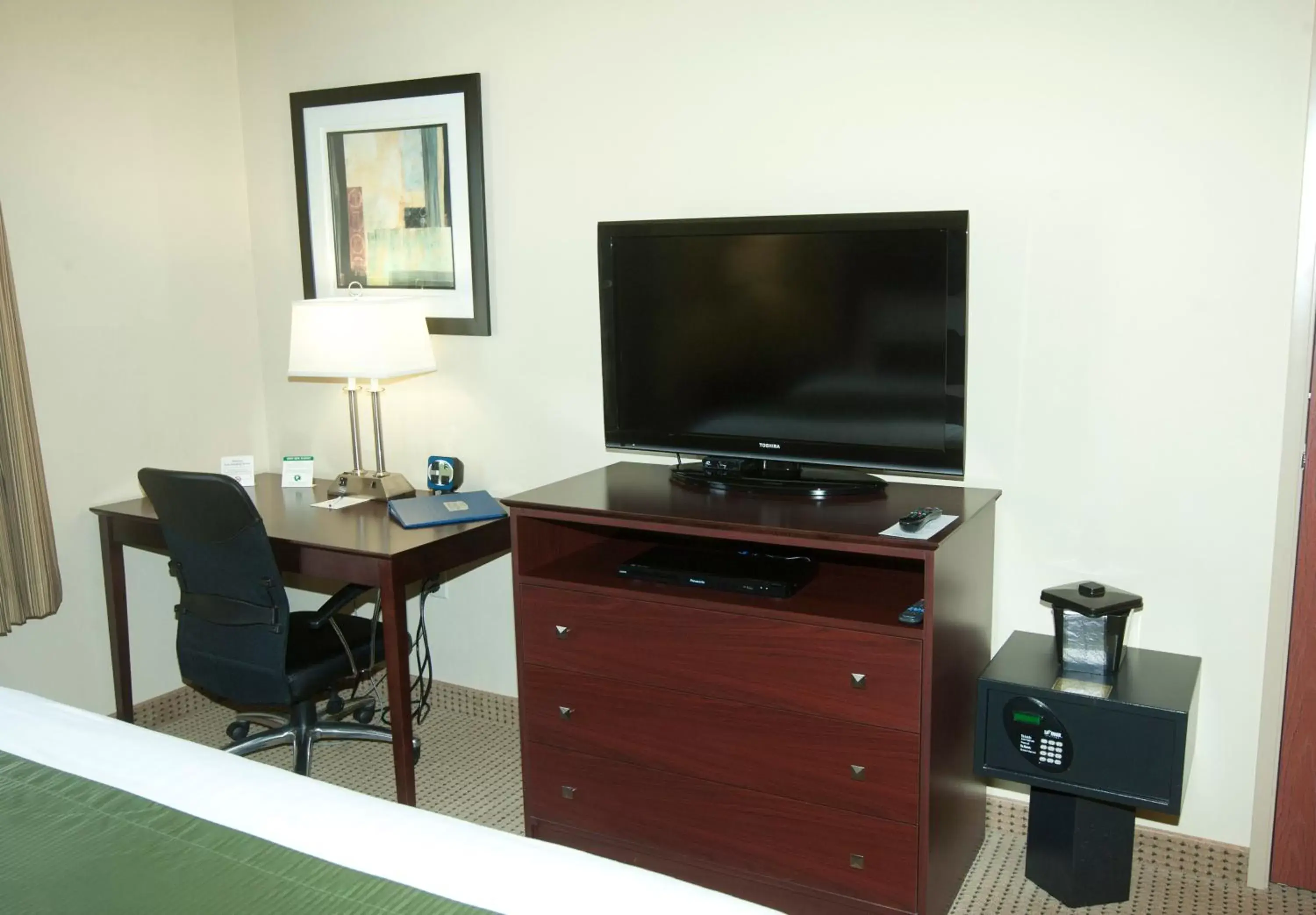 Bedroom, TV/Entertainment Center in Cobblestone Inn & Suites - Langdon