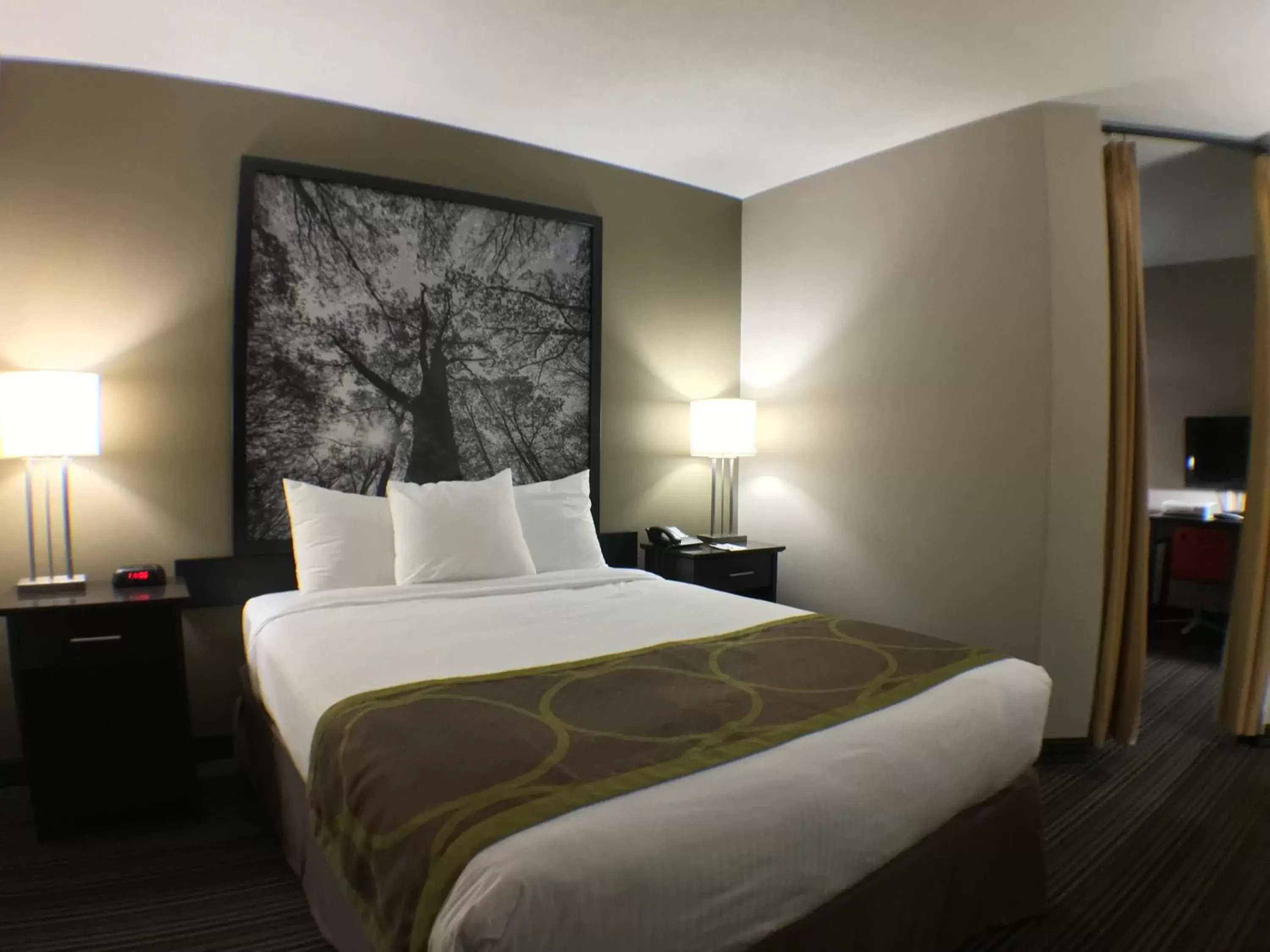 Photo of the whole room, Bed in Super 8 by Wyndham Kapuskasing