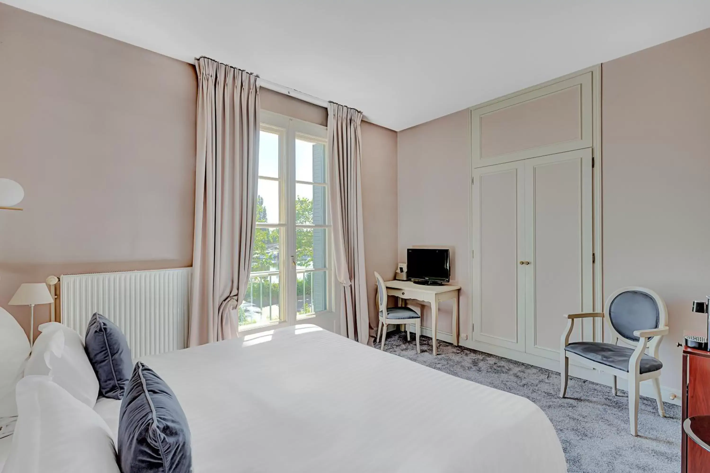 Photo of the whole room in Hôtel Le Maxime - Best Western Signature Collection