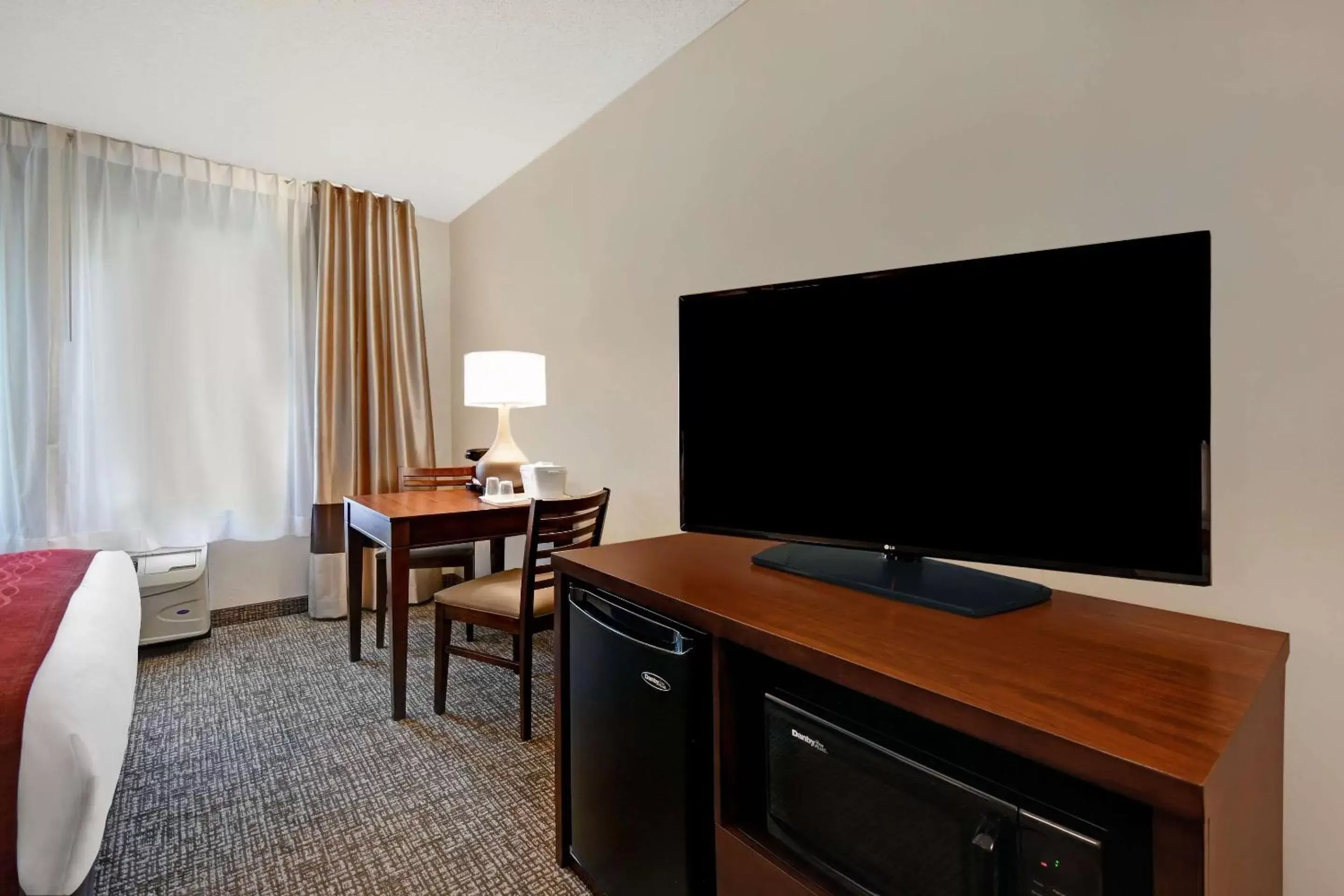 Bedroom, TV/Entertainment Center in Comfort Inn & Suites Wilton