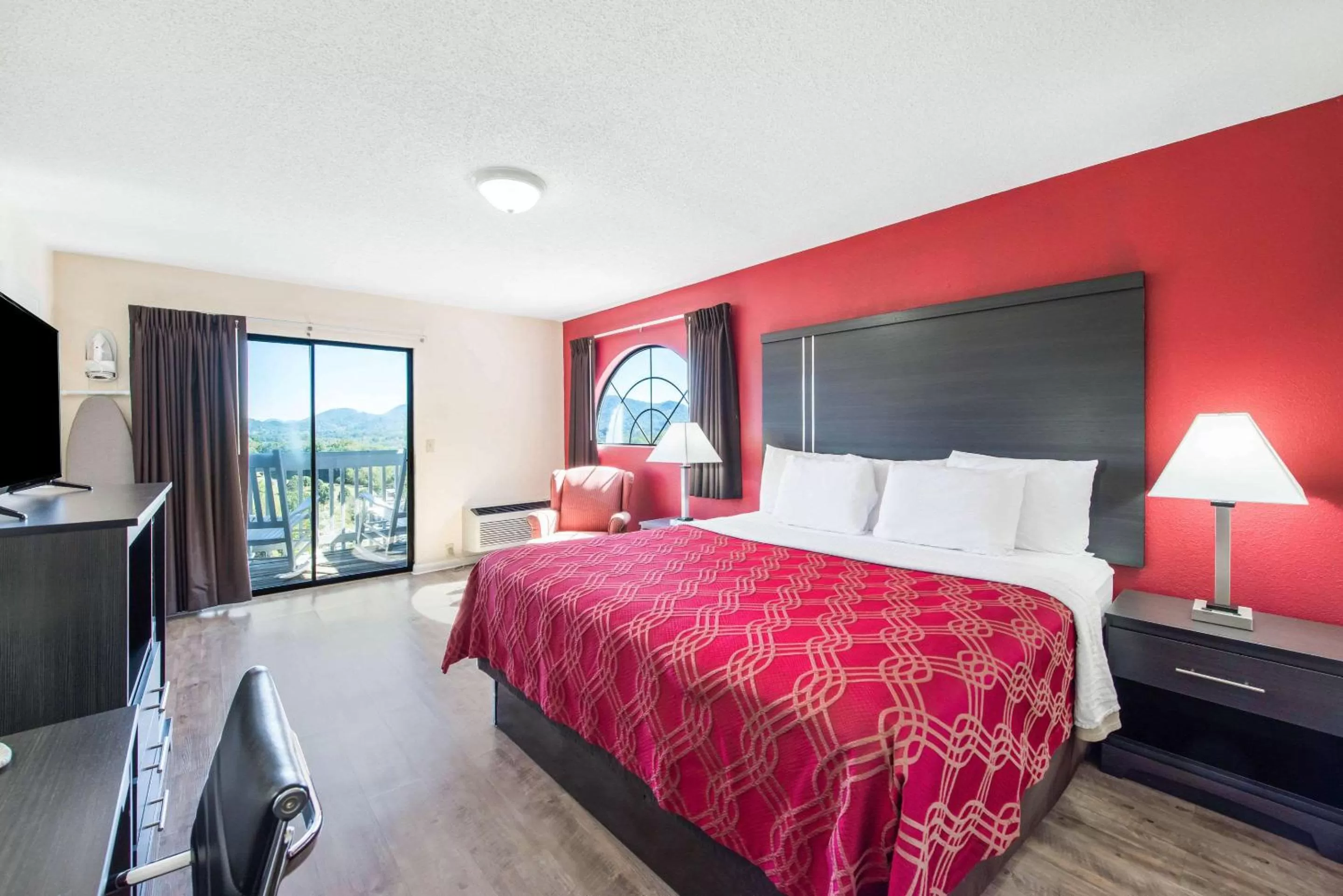 Photo of the whole room, Bed in Econo Lodge Waynesville