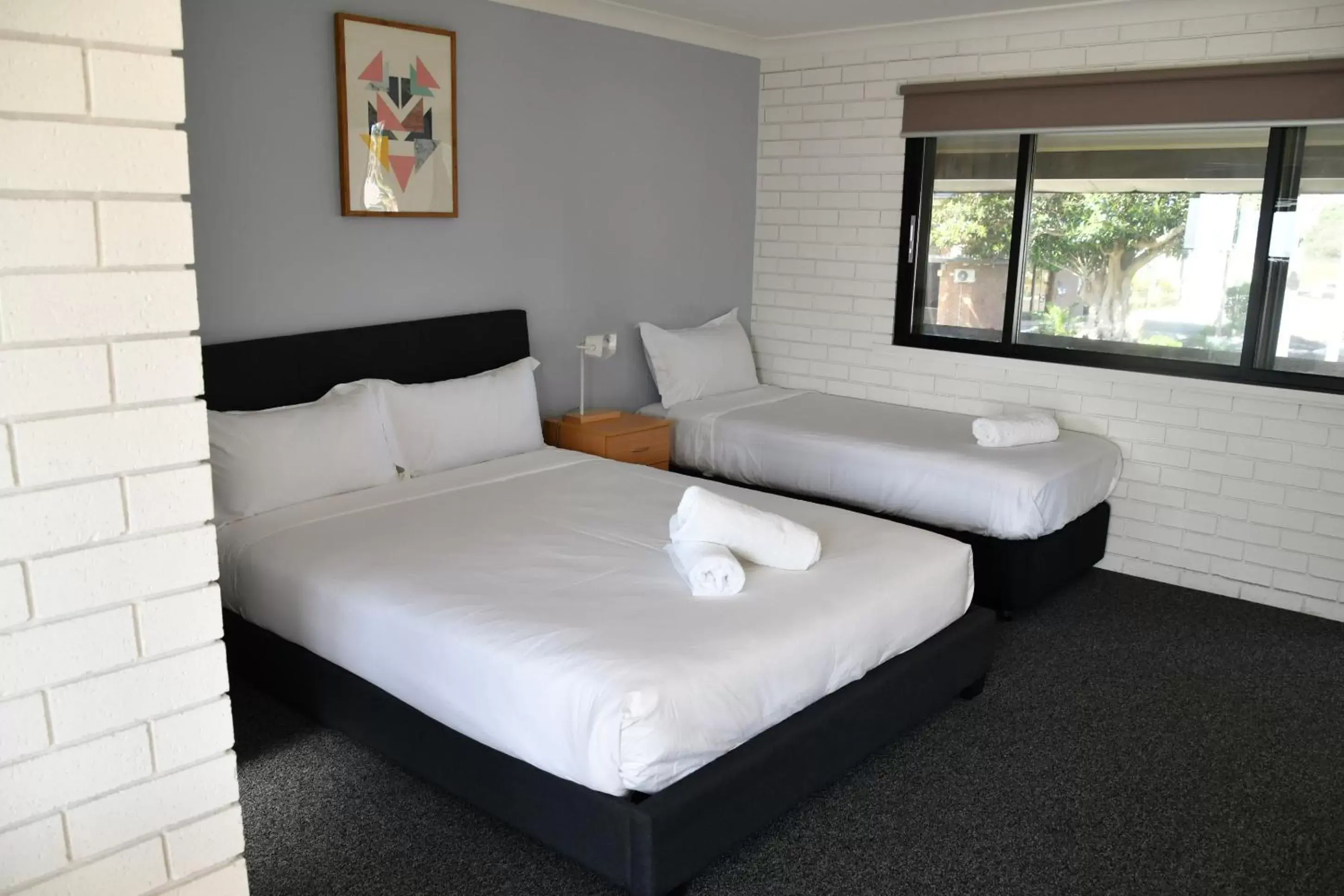 Photo of the whole room, Bed in Lakeside Inn Wollongong