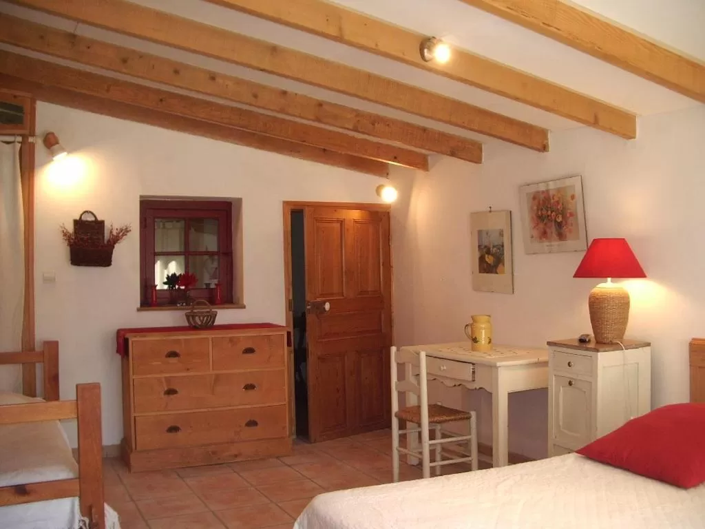 TV/Entertainment Center in Chambres d'Hôtes Saint Vérédème