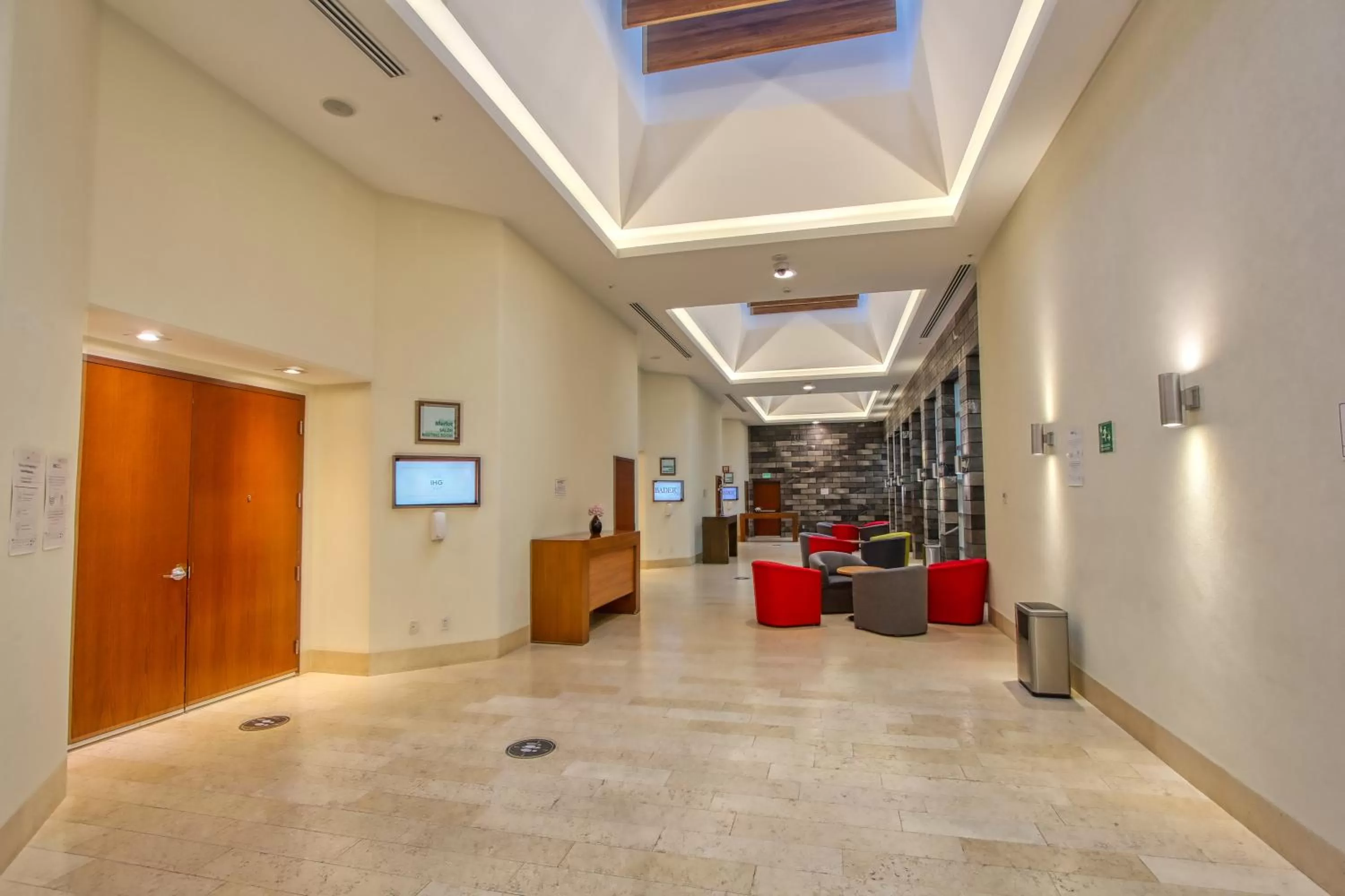 Restaurant/places to eat in Holiday Inn & Suites Plaza Mayor by IHG