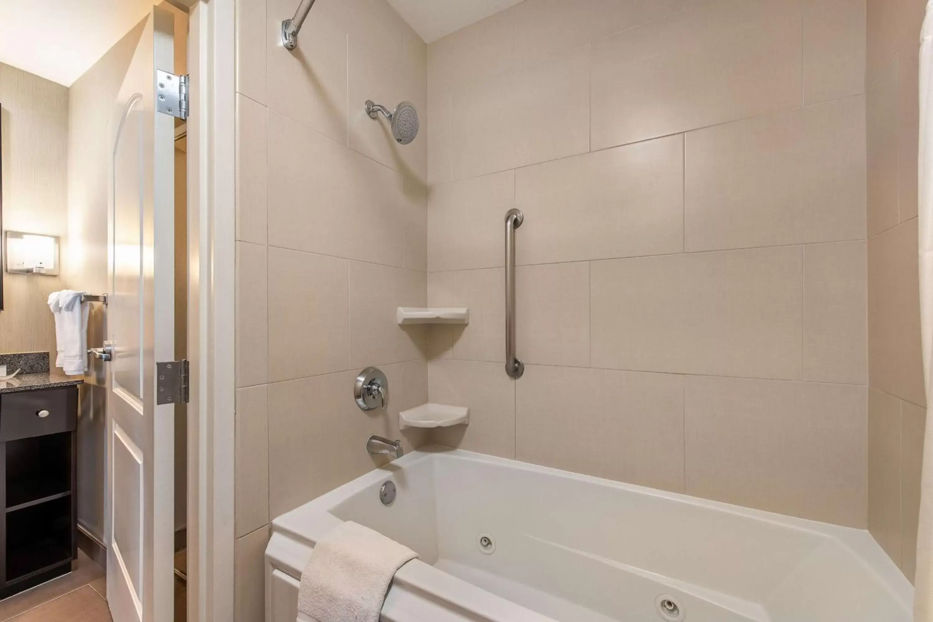 Bathroom in Homewood Suites by Hilton Oxnard/Camarillo