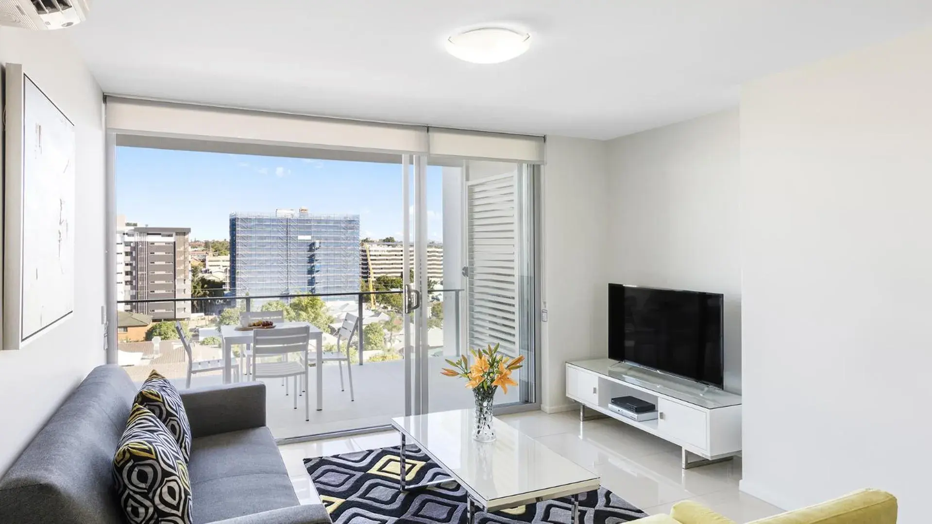 TV and multimedia in Oaks Brisbane Woolloongabba Suites