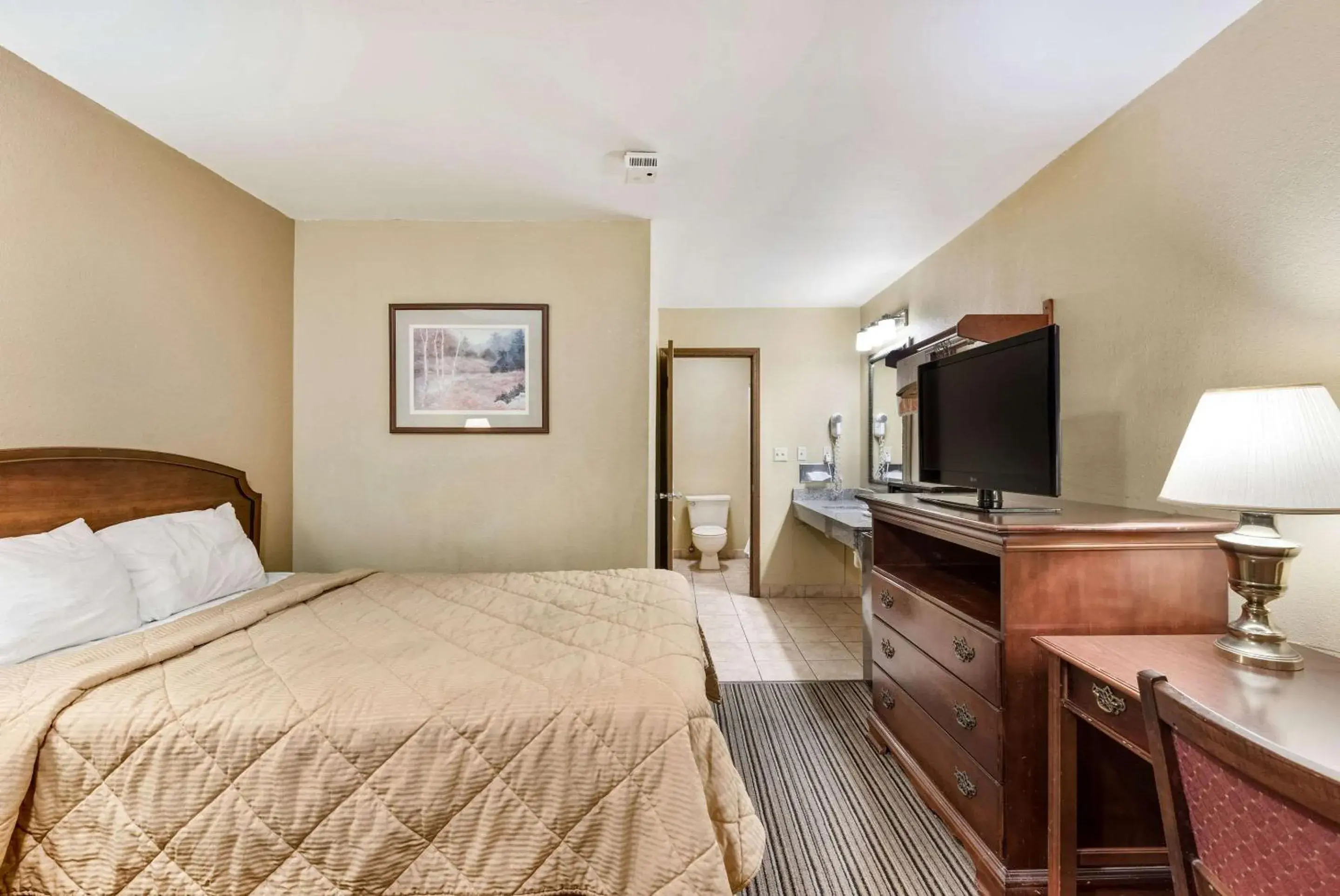 Photo of the whole room, Bed in Rodeway Inn